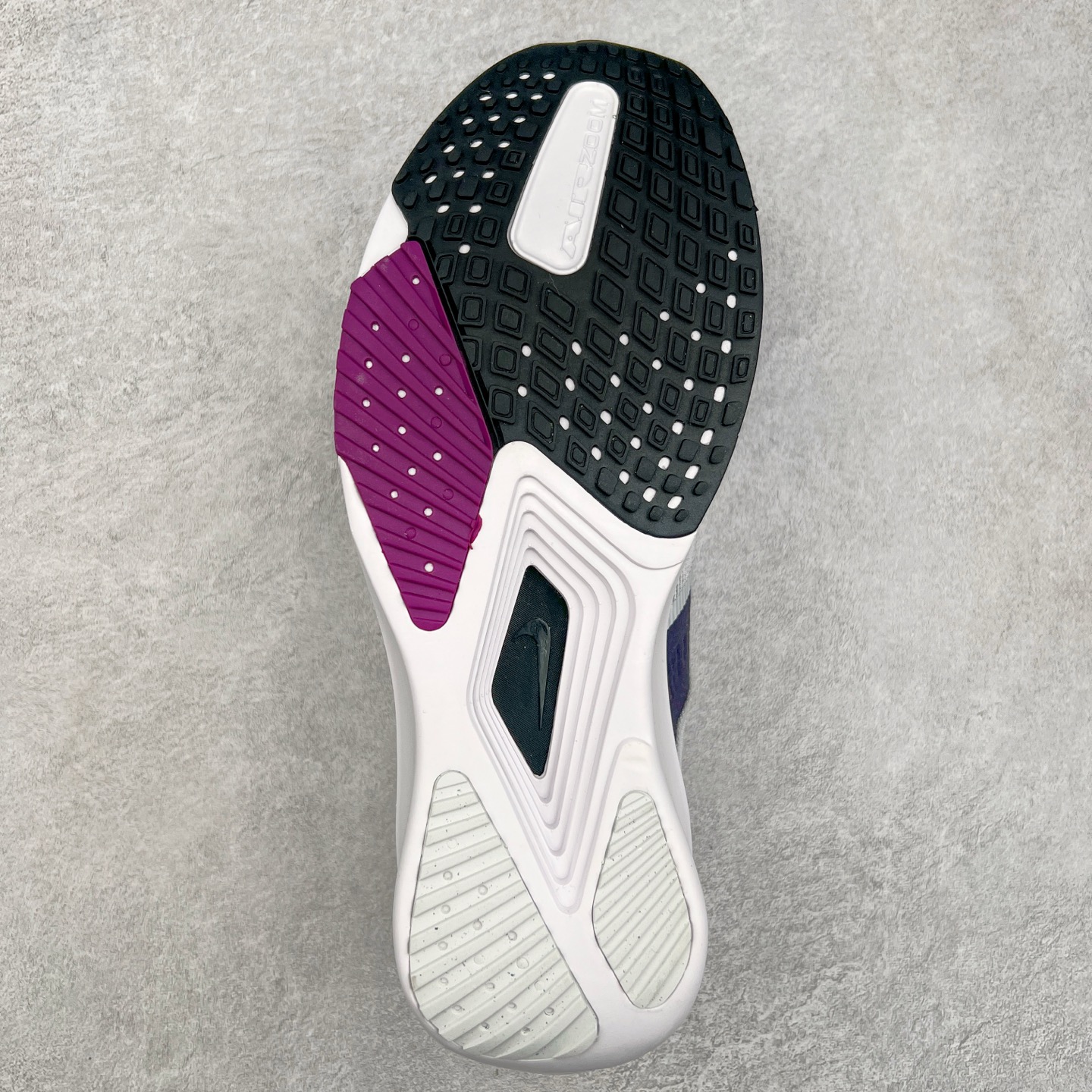 图片[9]-NK ZoomX Invincible Run Flyknit 6 轻量跑鞋 飞织低帮休闲运动慢跑鞋 厚底增高 老爹鞋 此鞋专为短跑运动员而生 是为 5 至 10 公里距离的赛事和训练打造 整体设计采用流线型的轻质工程网眼材质构成鞋面 并与其他 Running 旗舰鞋款同样搭载全脚掌 ZoomX 缓冲中底 搭配 Pebax 物料与橡胶外底 ZoomX StreakFly 首发配色以Prototype呈现 其灵感是来自开发期间的磨损测试 透过编号的标记与内侧的预期跑步距离突出研发过程 货号： FV6040-101 尺码：36 36.5 37.5 38 38.5 39 40 40.5 41 42 42.5 43 44 45-选品中心