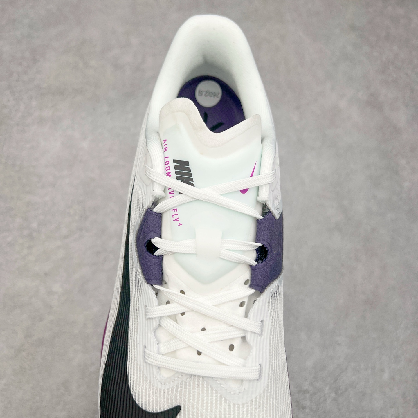 图片[5]-NK ZoomX Invincible Run Flyknit 6 轻量跑鞋 飞织低帮休闲运动慢跑鞋 厚底增高 老爹鞋 此鞋专为短跑运动员而生 是为 5 至 10 公里距离的赛事和训练打造 整体设计采用流线型的轻质工程网眼材质构成鞋面 并与其他 Running 旗舰鞋款同样搭载全脚掌 ZoomX 缓冲中底 搭配 Pebax 物料与橡胶外底 ZoomX StreakFly 首发配色以Prototype呈现 其灵感是来自开发期间的磨损测试 透过编号的标记与内侧的预期跑步距离突出研发过程 货号： FV6040-101 尺码：36 36.5 37.5 38 38.5 39 40 40.5 41 42 42.5 43 44 45-选品中心