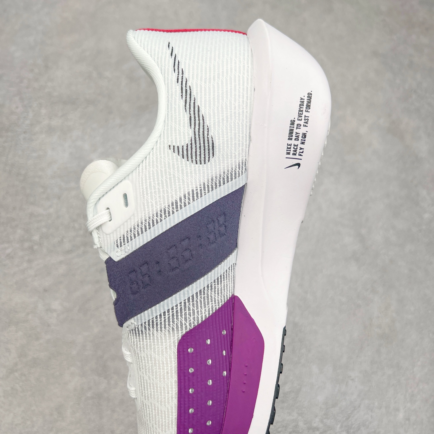 图片[7]-NK ZoomX Invincible Run Flyknit 6 轻量跑鞋 飞织低帮休闲运动慢跑鞋 厚底增高 老爹鞋 此鞋专为短跑运动员而生 是为 5 至 10 公里距离的赛事和训练打造 整体设计采用流线型的轻质工程网眼材质构成鞋面 并与其他 Running 旗舰鞋款同样搭载全脚掌 ZoomX 缓冲中底 搭配 Pebax 物料与橡胶外底 ZoomX StreakFly 首发配色以Prototype呈现 其灵感是来自开发期间的磨损测试 透过编号的标记与内侧的预期跑步距离突出研发过程 货号： FV6040-101 尺码：36 36.5 37.5 38 38.5 39 40 40.5 41 42 42.5 43 44 45-选品中心