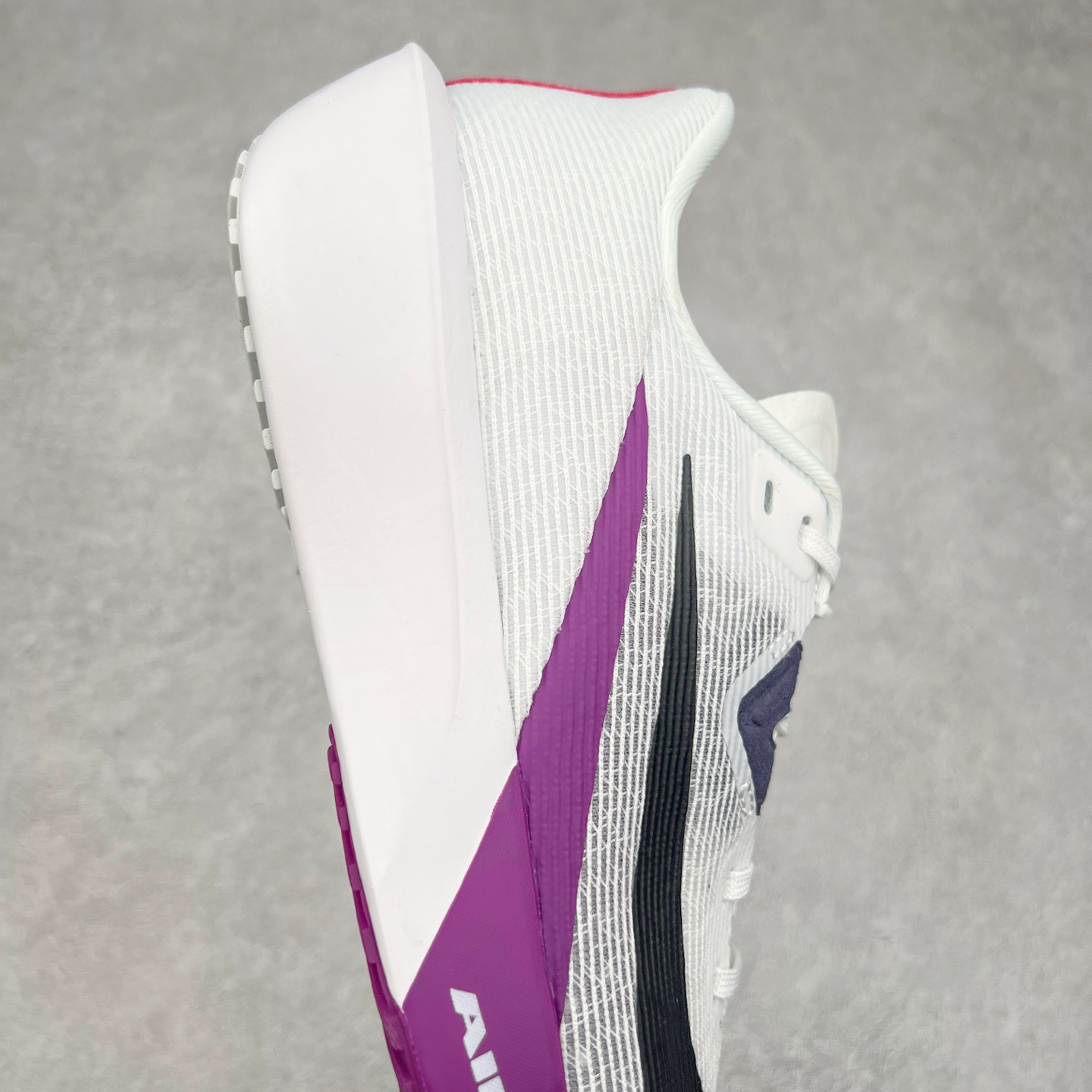 图片[6]-NK ZoomX Invincible Run Flyknit 6 轻量跑鞋 飞织低帮休闲运动慢跑鞋 厚底增高 老爹鞋 此鞋专为短跑运动员而生 是为 5 至 10 公里距离的赛事和训练打造 整体设计采用流线型的轻质工程网眼材质构成鞋面 并与其他 Running 旗舰鞋款同样搭载全脚掌 ZoomX 缓冲中底 搭配 Pebax 物料与橡胶外底 ZoomX StreakFly 首发配色以Prototype呈现 其灵感是来自开发期间的磨损测试 透过编号的标记与内侧的预期跑步距离突出研发过程 货号： FV6040-101 尺码：36 36.5 37.5 38 38.5 39 40 40.5 41 42 42.5 43 44 45-选品中心