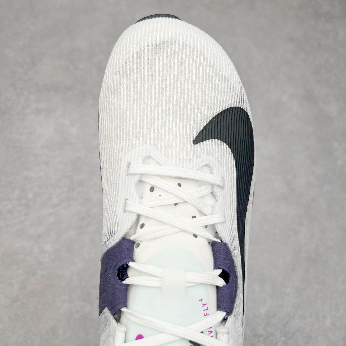 图片[4]-NK ZoomX Invincible Run Flyknit 6 轻量跑鞋 飞织低帮休闲运动慢跑鞋 厚底增高 老爹鞋 此鞋专为短跑运动员而生 是为 5 至 10 公里距离的赛事和训练打造 整体设计采用流线型的轻质工程网眼材质构成鞋面 并与其他 Running 旗舰鞋款同样搭载全脚掌 ZoomX 缓冲中底 搭配 Pebax 物料与橡胶外底 ZoomX StreakFly 首发配色以Prototype呈现 其灵感是来自开发期间的磨损测试 透过编号的标记与内侧的预期跑步距离突出研发过程 货号： FV6040-101 尺码：36 36.5 37.5 38 38.5 39 40 40.5 41 42 42.5 43 44 45-选品中心