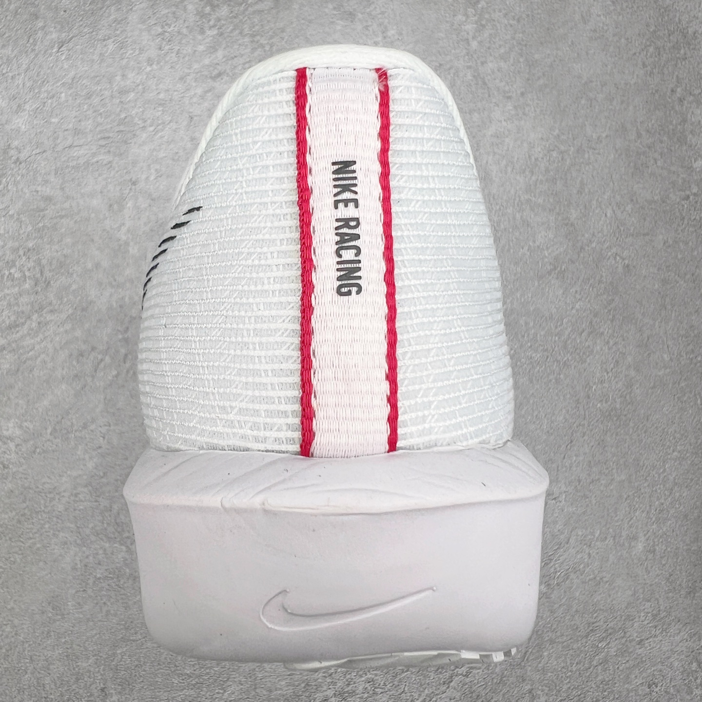 图片[8]-NK ZoomX Invincible Run Flyknit 6 轻量跑鞋 飞织低帮休闲运动慢跑鞋 厚底增高 老爹鞋 此鞋专为短跑运动员而生 是为 5 至 10 公里距离的赛事和训练打造 整体设计采用流线型的轻质工程网眼材质构成鞋面 并与其他 Running 旗舰鞋款同样搭载全脚掌 ZoomX 缓冲中底 搭配 Pebax 物料与橡胶外底 ZoomX StreakFly 首发配色以Prototype呈现 其灵感是来自开发期间的磨损测试 透过编号的标记与内侧的预期跑步距离突出研发过程 货号： FV6040-101 尺码：36 36.5 37.5 38 38.5 39 40 40.5 41 42 42.5 43 44 45-选品中心