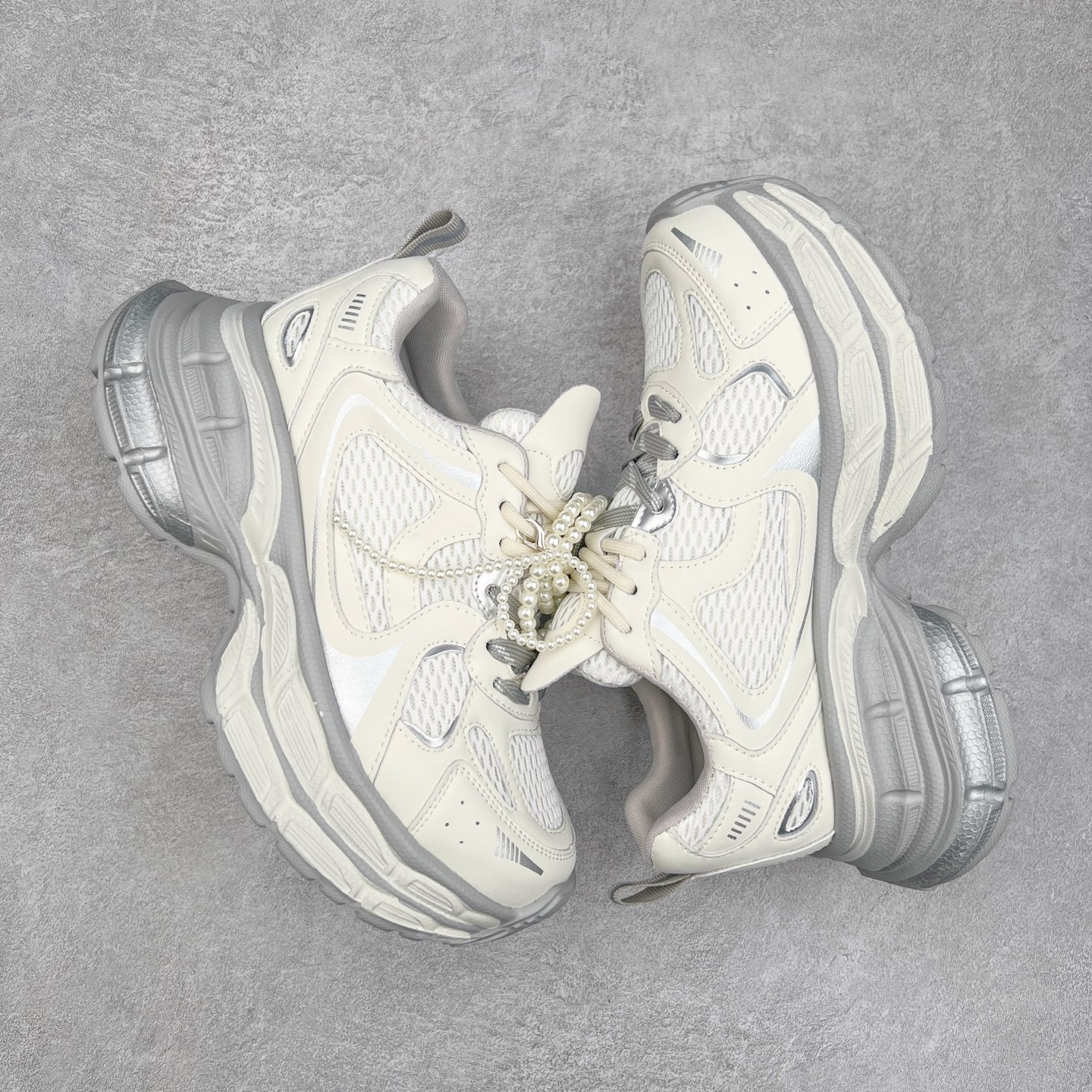 图片[3]-GG-CC Chunky Low白鹿同款独星球 2024新款GGCC低帮复古厚底增高老爹鞋 时髦look轻松定格 不费力展现率性氛围 原版正确大底 高档银盒 酷帅机能风不规则设计大底 8CM 增高厚底 大长腿既视感轻松拿捏 货号：G24X9833 尺码：35 36 37 38 39 40-选品中心