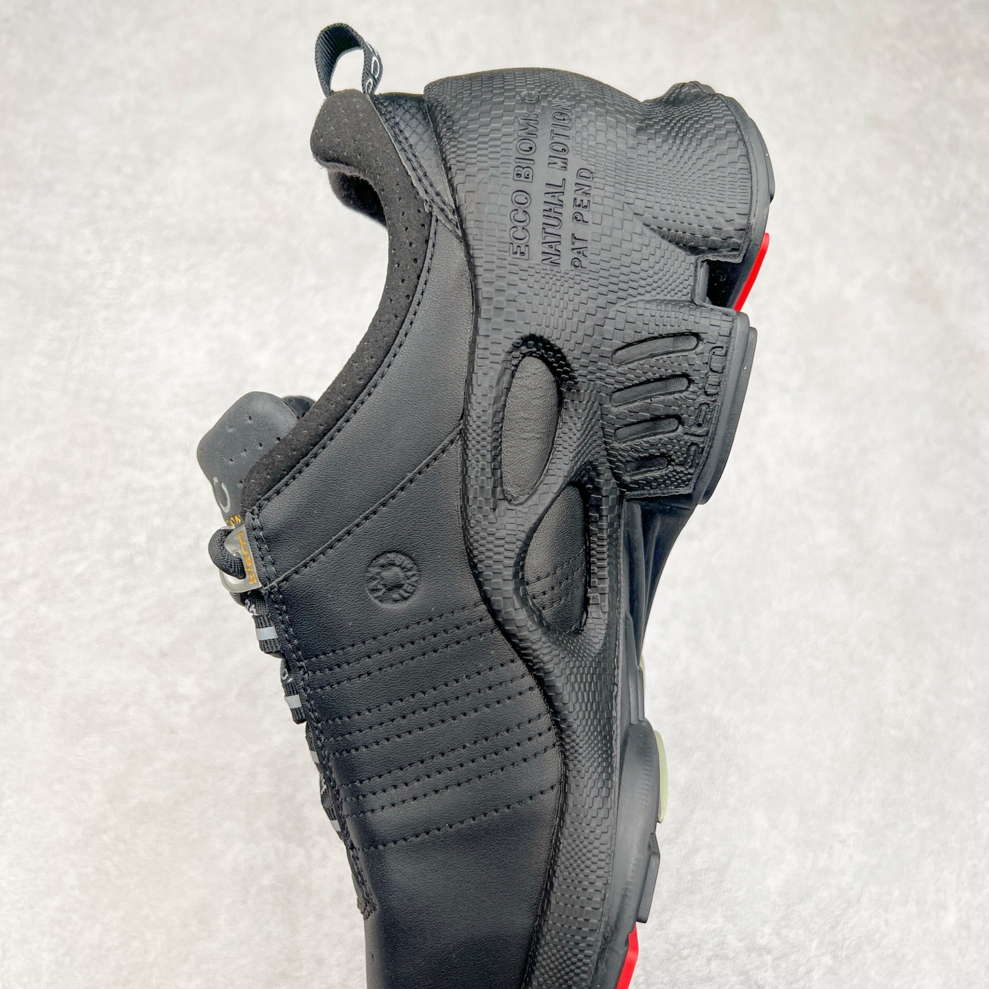 图片[7]-ECCO爱步男款运动鞋 真皮透气休闲防滑跑步鞋 健步BIOMC大经典 直接注塑工艺 稳固舒适 强效缓震与能量回弹 增加运动时的稳定与舒适 牛皮鞋面，纹理自然，柔韧耐穿 PU中底，带来轻盈舒适的上脚感受 橡胶大底，抓地力强，具有良好的耐磨性 都市探索 步履悠然 尺码：39 40 41 42 43 44（ 正常码）-选品中心