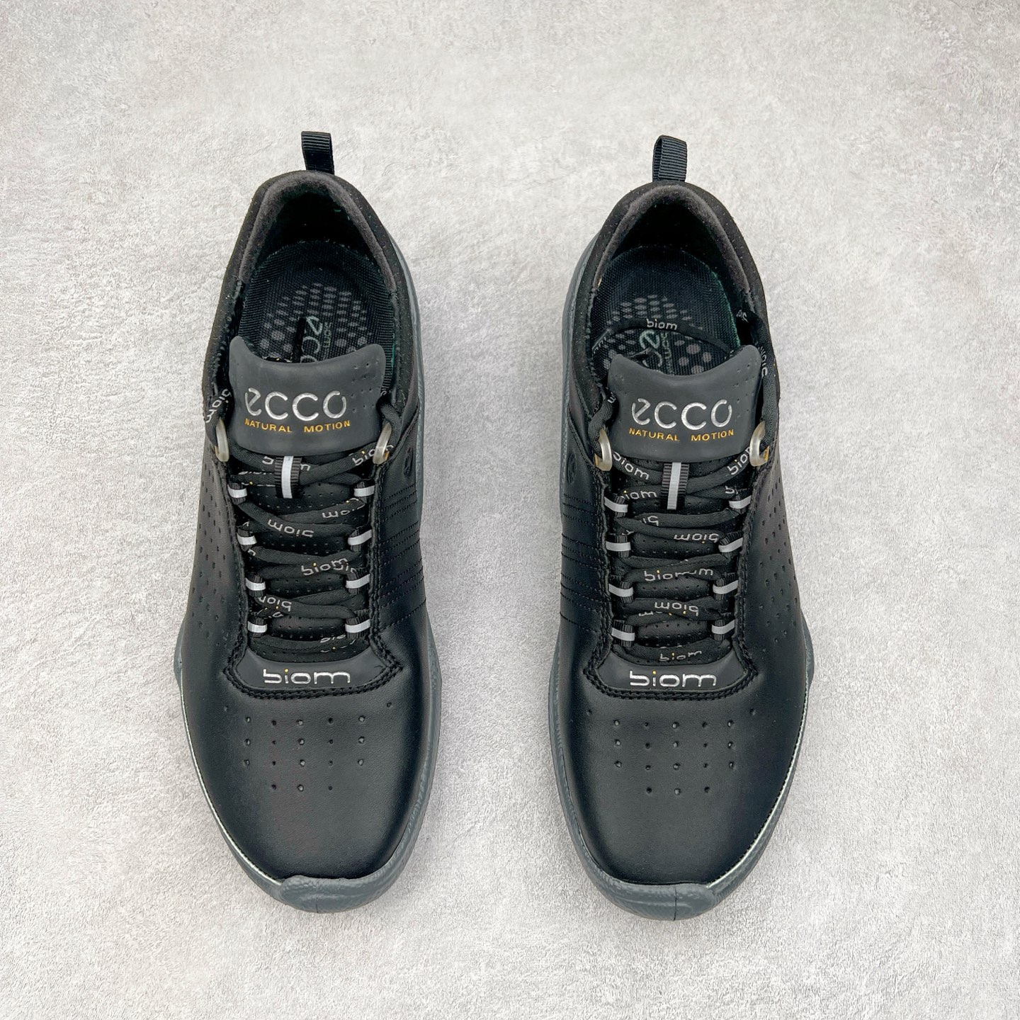 图片[2]-ECCO爱步男款运动鞋 真皮透气休闲防滑跑步鞋 健步BIOMC大经典 直接注塑工艺 稳固舒适 强效缓震与能量回弹 增加运动时的稳定与舒适 牛皮鞋面，纹理自然，柔韧耐穿 PU中底，带来轻盈舒适的上脚感受 橡胶大底，抓地力强，具有良好的耐磨性 都市探索 步履悠然 尺码：39 40 41 42 43 44（ 正常码）-选品中心