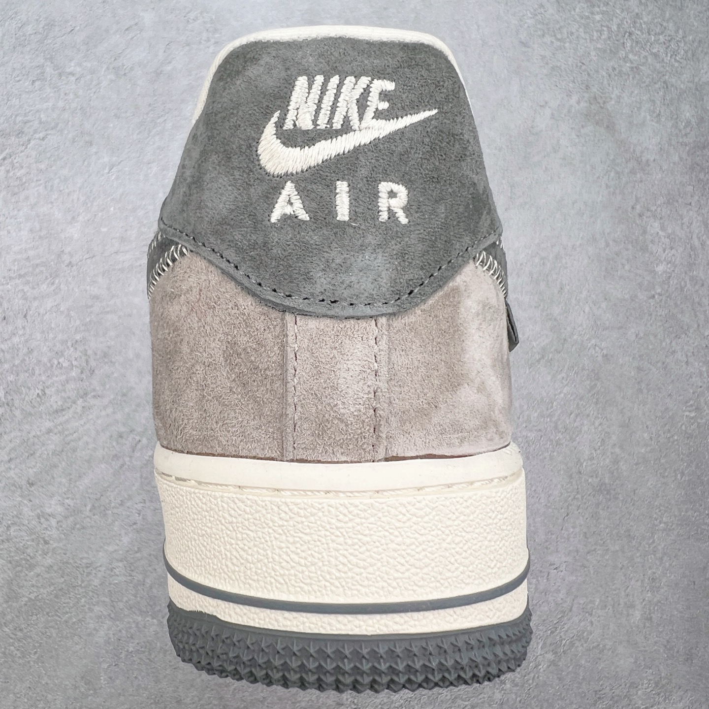 图片[8]-NK Air Force 1´07 Low 空军一号低帮百搭休闲运动板鞋 KK1988-047 柔软、弹性十足的缓震性能和出色的中底设计 横跨复古与现代的外型结合 造就出风靡全球 三十多年的Force 1 直到今天还深受青睐 尺码：36 36.5 37.5 38 38.5 39 40 40.5 41 42 42.5 43 44 44.5 45-选品中心