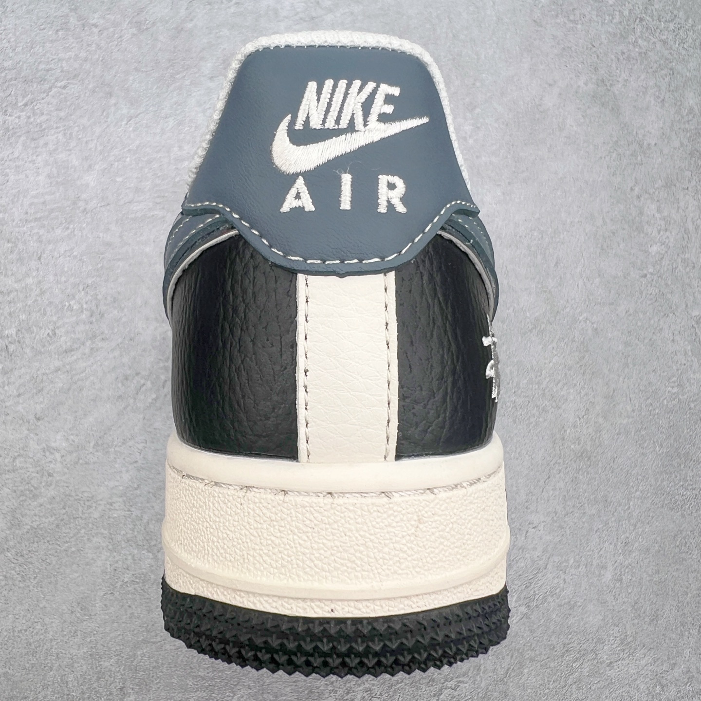 图片[8]-NK Air Force 1´07 Low 空军一号低帮百搭休闲运动板鞋 XZ6188-199 柔软、弹性十足的缓震性能和出色的中底设计 横跨复古与现代的外型结合 造就出风靡全球 三十多年的Force 1 直到今天还深受青睐 尺码：36 36.5 37.5 38 38.5 39 40 40.5 41 42 42.5 43 44 44.5 45-选品中心