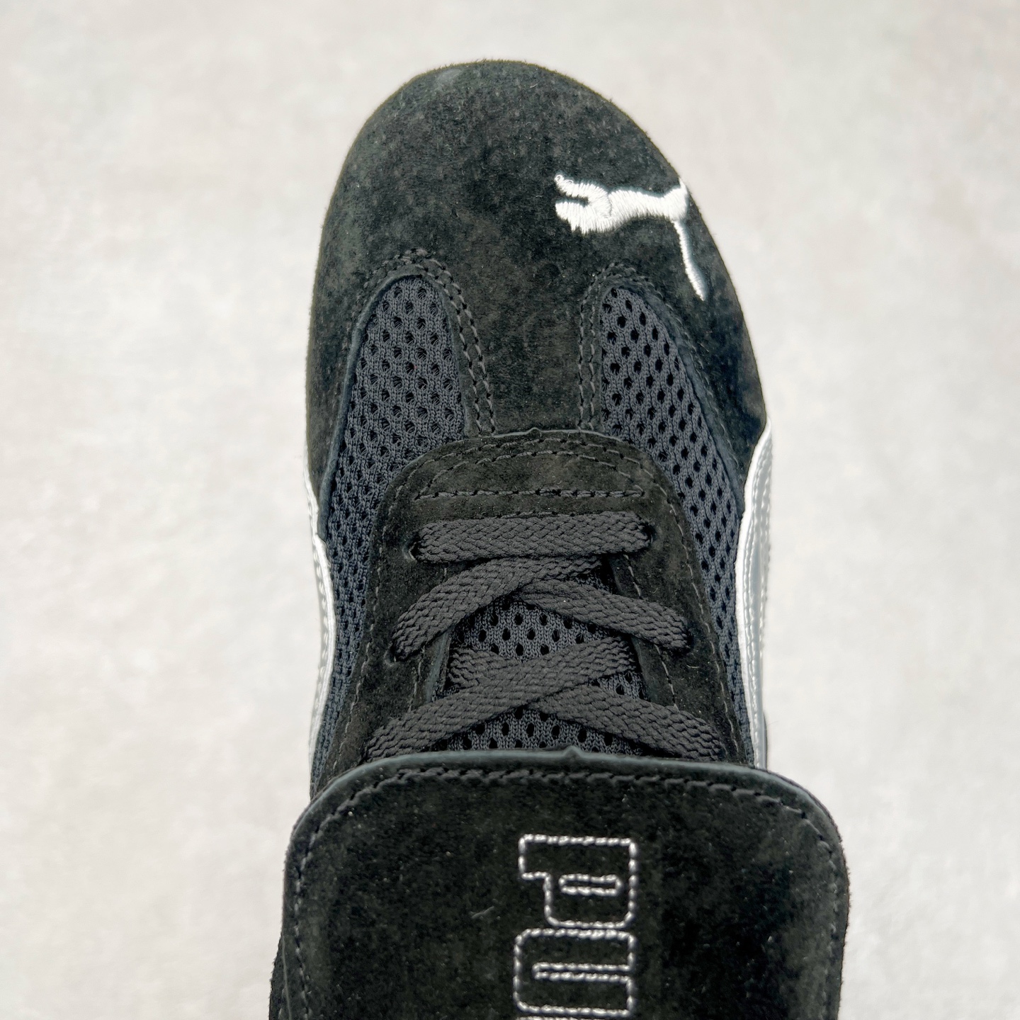 图片[4]-＃特价福利 PUMA Speedca OG 彪马极速赛车系列低帮德训风拼接复古百搭休闲运动赛车鞋 鞋款从80、90年代赛车手所穿的防火赛车鞋为原型，鞋身线条模仿了赛车的流线廓形，体现了空气动力学原理的结构。简约流畅的外观，恰好又和贯穿其中的Formstrip Logo融合恰到好处，视觉上细节丰富且协调。本次Speedcat OG鞋款归来，最大看点自然式保留了窄版鞋型以及薄底构造。这两年各品牌鞋底越做越厚，Speedcat反其道而行之，上脚几乎无鞋底的效果带来耳目一新的视觉体验。鞋面依旧是以质感细腻的麂皮材质打造，并且大面积近乎全包裹的使用，复古味道也愈发浓烈。配色上更是将最原始的黑色和红色带回，向F1赛车队的标志性队服致敬。相信让各位一眼种草的更多是出挑的大红色，上脚即可瞬间点亮整体造型，在以球鞋为核心的OOTD中脱颖而出。而另一款黑色则是低调的万金油，彰显新潮个性的同时又不喧宾夺主，也是热爱简约系穿搭朋友的首选。 尺码：35.5 36 37 37.5 38 38.5 39 40 40.5 41 42 42.5 43 44 44.5 45-选品中心