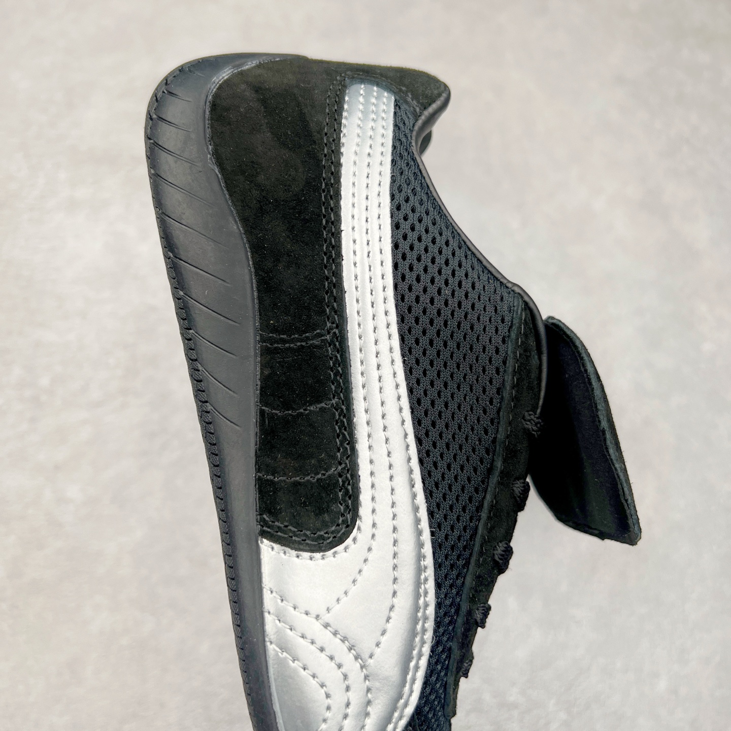 图片[6]-＃特价福利 PUMA Speedca OG 彪马极速赛车系列低帮德训风拼接复古百搭休闲运动赛车鞋 鞋款从80、90年代赛车手所穿的防火赛车鞋为原型，鞋身线条模仿了赛车的流线廓形，体现了空气动力学原理的结构。简约流畅的外观，恰好又和贯穿其中的Formstrip Logo融合恰到好处，视觉上细节丰富且协调。本次Speedcat OG鞋款归来，最大看点自然式保留了窄版鞋型以及薄底构造。这两年各品牌鞋底越做越厚，Speedcat反其道而行之，上脚几乎无鞋底的效果带来耳目一新的视觉体验。鞋面依旧是以质感细腻的麂皮材质打造，并且大面积近乎全包裹的使用，复古味道也愈发浓烈。配色上更是将最原始的黑色和红色带回，向F1赛车队的标志性队服致敬。相信让各位一眼种草的更多是出挑的大红色，上脚即可瞬间点亮整体造型，在以球鞋为核心的OOTD中脱颖而出。而另一款黑色则是低调的万金油，彰显新潮个性的同时又不喧宾夺主，也是热爱简约系穿搭朋友的首选。 尺码：35.5 36 37 37.5 38 38.5 39 40 40.5 41 42 42.5 43 44 44.5 45-选品中心