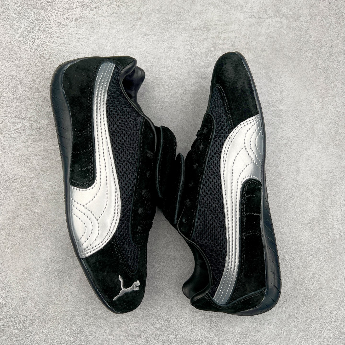 图片[3]-＃特价福利 PUMA Speedca OG 彪马极速赛车系列低帮德训风拼接复古百搭休闲运动赛车鞋 鞋款从80、90年代赛车手所穿的防火赛车鞋为原型，鞋身线条模仿了赛车的流线廓形，体现了空气动力学原理的结构。简约流畅的外观，恰好又和贯穿其中的Formstrip Logo融合恰到好处，视觉上细节丰富且协调。本次Speedcat OG鞋款归来，最大看点自然式保留了窄版鞋型以及薄底构造。这两年各品牌鞋底越做越厚，Speedcat反其道而行之，上脚几乎无鞋底的效果带来耳目一新的视觉体验。鞋面依旧是以质感细腻的麂皮材质打造，并且大面积近乎全包裹的使用，复古味道也愈发浓烈。配色上更是将最原始的黑色和红色带回，向F1赛车队的标志性队服致敬。相信让各位一眼种草的更多是出挑的大红色，上脚即可瞬间点亮整体造型，在以球鞋为核心的OOTD中脱颖而出。而另一款黑色则是低调的万金油，彰显新潮个性的同时又不喧宾夺主，也是热爱简约系穿搭朋友的首选。 尺码：35.5 36 37 37.5 38 38.5 39 40 40.5 41 42 42.5 43 44 44.5 45-选品中心