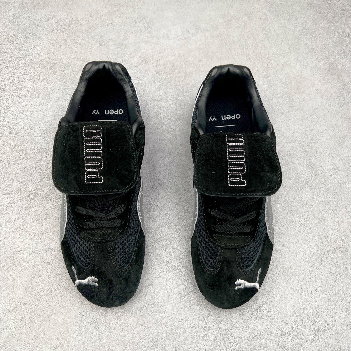 图片[2]-＃特价福利 PUMA Speedca OG 彪马极速赛车系列低帮德训风拼接复古百搭休闲运动赛车鞋 鞋款从80、90年代赛车手所穿的防火赛车鞋为原型，鞋身线条模仿了赛车的流线廓形，体现了空气动力学原理的结构。简约流畅的外观，恰好又和贯穿其中的Formstrip Logo融合恰到好处，视觉上细节丰富且协调。本次Speedcat OG鞋款归来，最大看点自然式保留了窄版鞋型以及薄底构造。这两年各品牌鞋底越做越厚，Speedcat反其道而行之，上脚几乎无鞋底的效果带来耳目一新的视觉体验。鞋面依旧是以质感细腻的麂皮材质打造，并且大面积近乎全包裹的使用，复古味道也愈发浓烈。配色上更是将最原始的黑色和红色带回，向F1赛车队的标志性队服致敬。相信让各位一眼种草的更多是出挑的大红色，上脚即可瞬间点亮整体造型，在以球鞋为核心的OOTD中脱颖而出。而另一款黑色则是低调的万金油，彰显新潮个性的同时又不喧宾夺主，也是热爱简约系穿搭朋友的首选。 尺码：35.5 36 37 37.5 38 38.5 39 40 40.5 41 42 42.5 43 44 44.5 45-选品中心