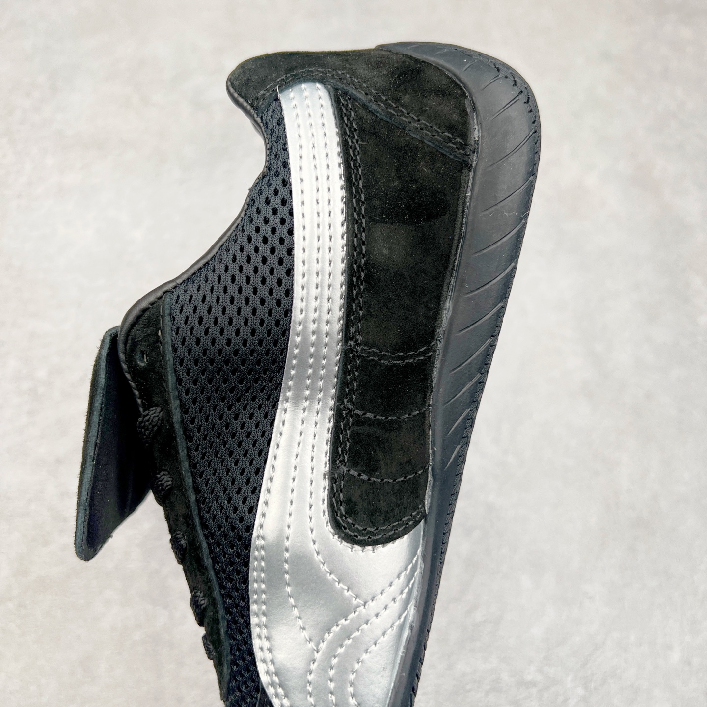 图片[7]-＃特价福利 PUMA Speedca OG 彪马极速赛车系列低帮德训风拼接复古百搭休闲运动赛车鞋 鞋款从80、90年代赛车手所穿的防火赛车鞋为原型，鞋身线条模仿了赛车的流线廓形，体现了空气动力学原理的结构。简约流畅的外观，恰好又和贯穿其中的Formstrip Logo融合恰到好处，视觉上细节丰富且协调。本次Speedcat OG鞋款归来，最大看点自然式保留了窄版鞋型以及薄底构造。这两年各品牌鞋底越做越厚，Speedcat反其道而行之，上脚几乎无鞋底的效果带来耳目一新的视觉体验。鞋面依旧是以质感细腻的麂皮材质打造，并且大面积近乎全包裹的使用，复古味道也愈发浓烈。配色上更是将最原始的黑色和红色带回，向F1赛车队的标志性队服致敬。相信让各位一眼种草的更多是出挑的大红色，上脚即可瞬间点亮整体造型，在以球鞋为核心的OOTD中脱颖而出。而另一款黑色则是低调的万金油，彰显新潮个性的同时又不喧宾夺主，也是热爱简约系穿搭朋友的首选。 尺码：35.5 36 37 37.5 38 38.5 39 40 40.5 41 42 42.5 43 44 44.5 45-选品中心