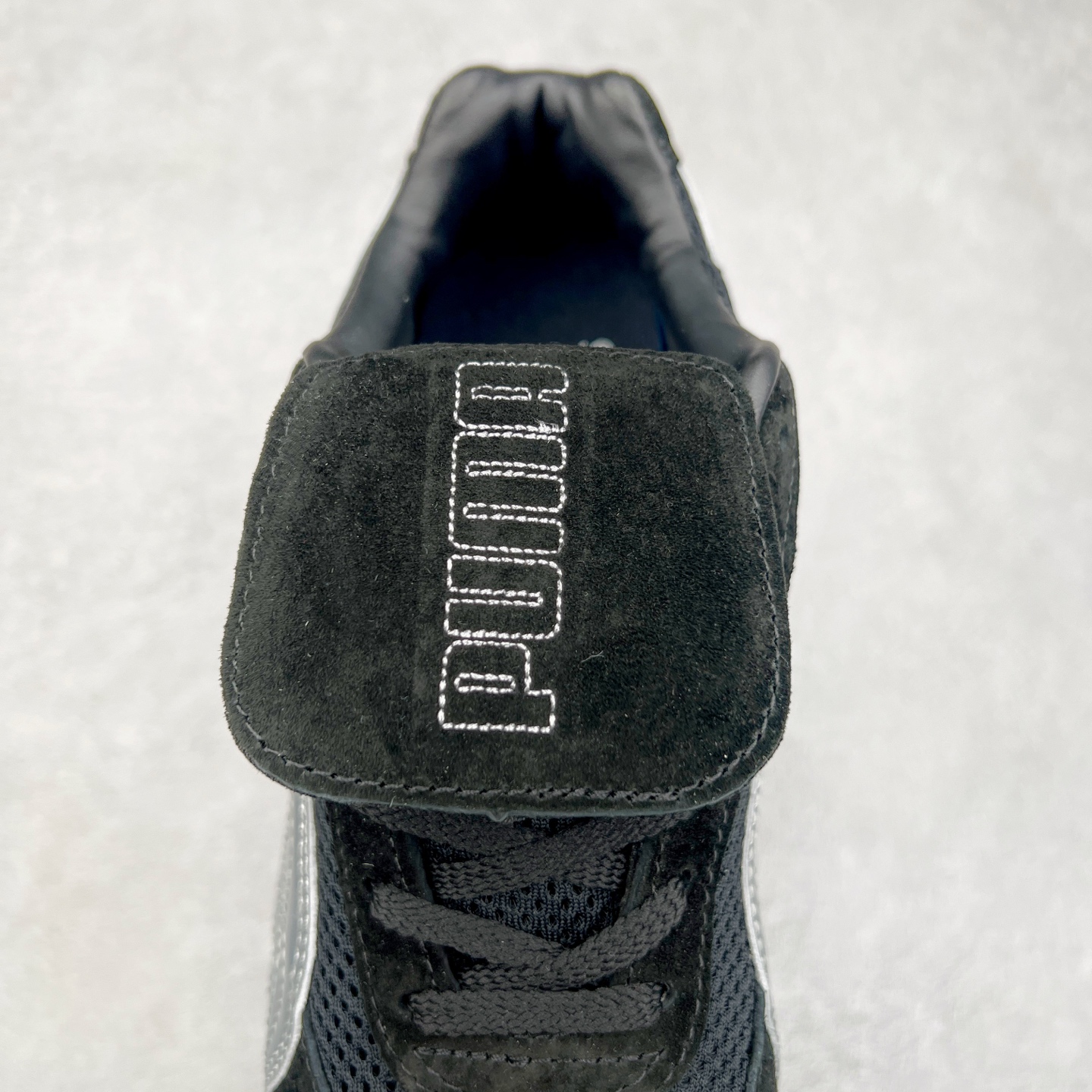 图片[5]-＃特价福利 PUMA Speedca OG 彪马极速赛车系列低帮德训风拼接复古百搭休闲运动赛车鞋 鞋款从80、90年代赛车手所穿的防火赛车鞋为原型，鞋身线条模仿了赛车的流线廓形，体现了空气动力学原理的结构。简约流畅的外观，恰好又和贯穿其中的Formstrip Logo融合恰到好处，视觉上细节丰富且协调。本次Speedcat OG鞋款归来，最大看点自然式保留了窄版鞋型以及薄底构造。这两年各品牌鞋底越做越厚，Speedcat反其道而行之，上脚几乎无鞋底的效果带来耳目一新的视觉体验。鞋面依旧是以质感细腻的麂皮材质打造，并且大面积近乎全包裹的使用，复古味道也愈发浓烈。配色上更是将最原始的黑色和红色带回，向F1赛车队的标志性队服致敬。相信让各位一眼种草的更多是出挑的大红色，上脚即可瞬间点亮整体造型，在以球鞋为核心的OOTD中脱颖而出。而另一款黑色则是低调的万金油，彰显新潮个性的同时又不喧宾夺主，也是热爱简约系穿搭朋友的首选。 尺码：35.5 36 37 37.5 38 38.5 39 40 40.5 41 42 42.5 43 44 44.5 45-选品中心