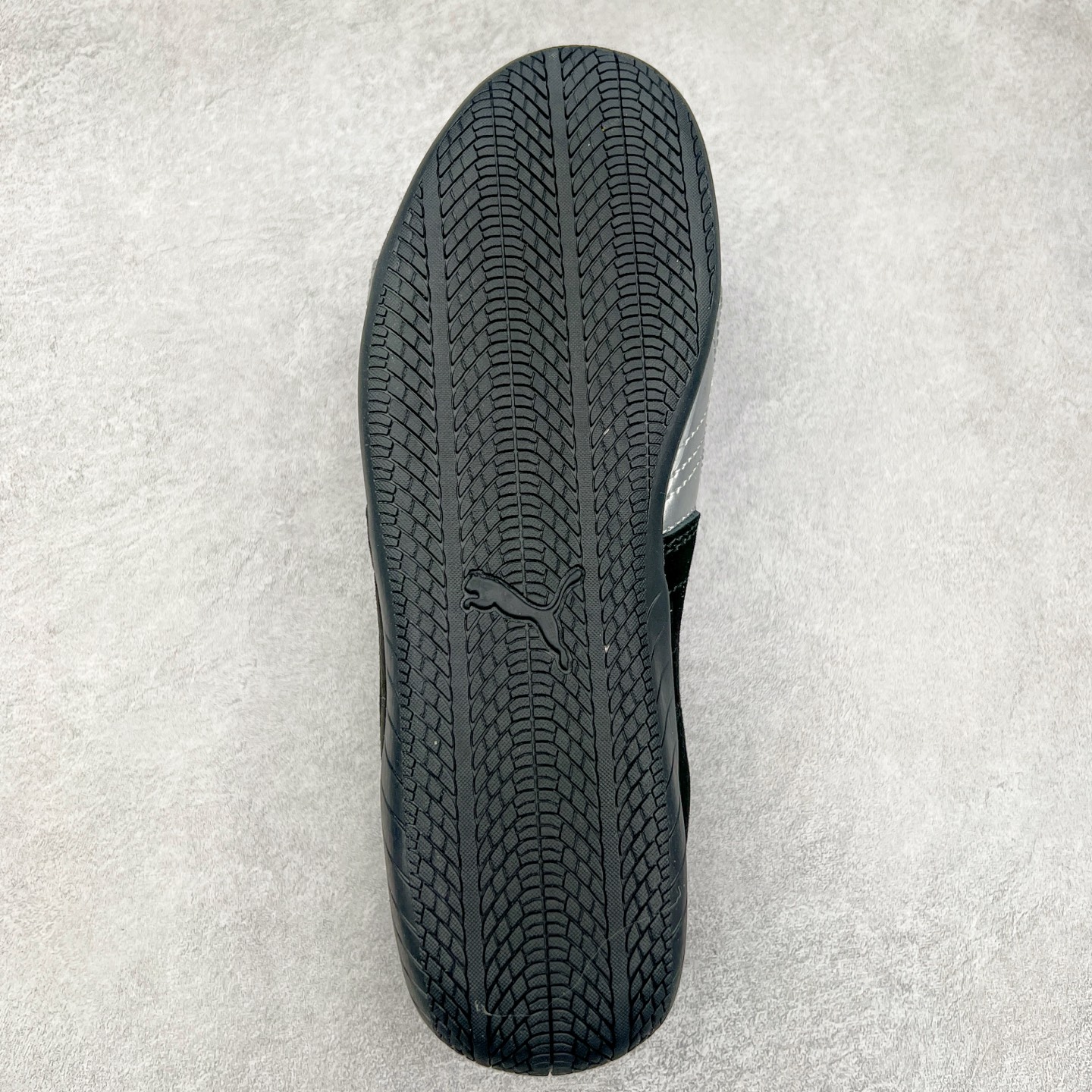 图片[9]-＃特价福利 PUMA Speedca OG 彪马极速赛车系列低帮德训风拼接复古百搭休闲运动赛车鞋 鞋款从80、90年代赛车手所穿的防火赛车鞋为原型，鞋身线条模仿了赛车的流线廓形，体现了空气动力学原理的结构。简约流畅的外观，恰好又和贯穿其中的Formstrip Logo融合恰到好处，视觉上细节丰富且协调。本次Speedcat OG鞋款归来，最大看点自然式保留了窄版鞋型以及薄底构造。这两年各品牌鞋底越做越厚，Speedcat反其道而行之，上脚几乎无鞋底的效果带来耳目一新的视觉体验。鞋面依旧是以质感细腻的麂皮材质打造，并且大面积近乎全包裹的使用，复古味道也愈发浓烈。配色上更是将最原始的黑色和红色带回，向F1赛车队的标志性队服致敬。相信让各位一眼种草的更多是出挑的大红色，上脚即可瞬间点亮整体造型，在以球鞋为核心的OOTD中脱颖而出。而另一款黑色则是低调的万金油，彰显新潮个性的同时又不喧宾夺主，也是热爱简约系穿搭朋友的首选。 尺码：35.5 36 37 37.5 38 38.5 39 40 40.5 41 42 42.5 43 44 44.5 45-选品中心