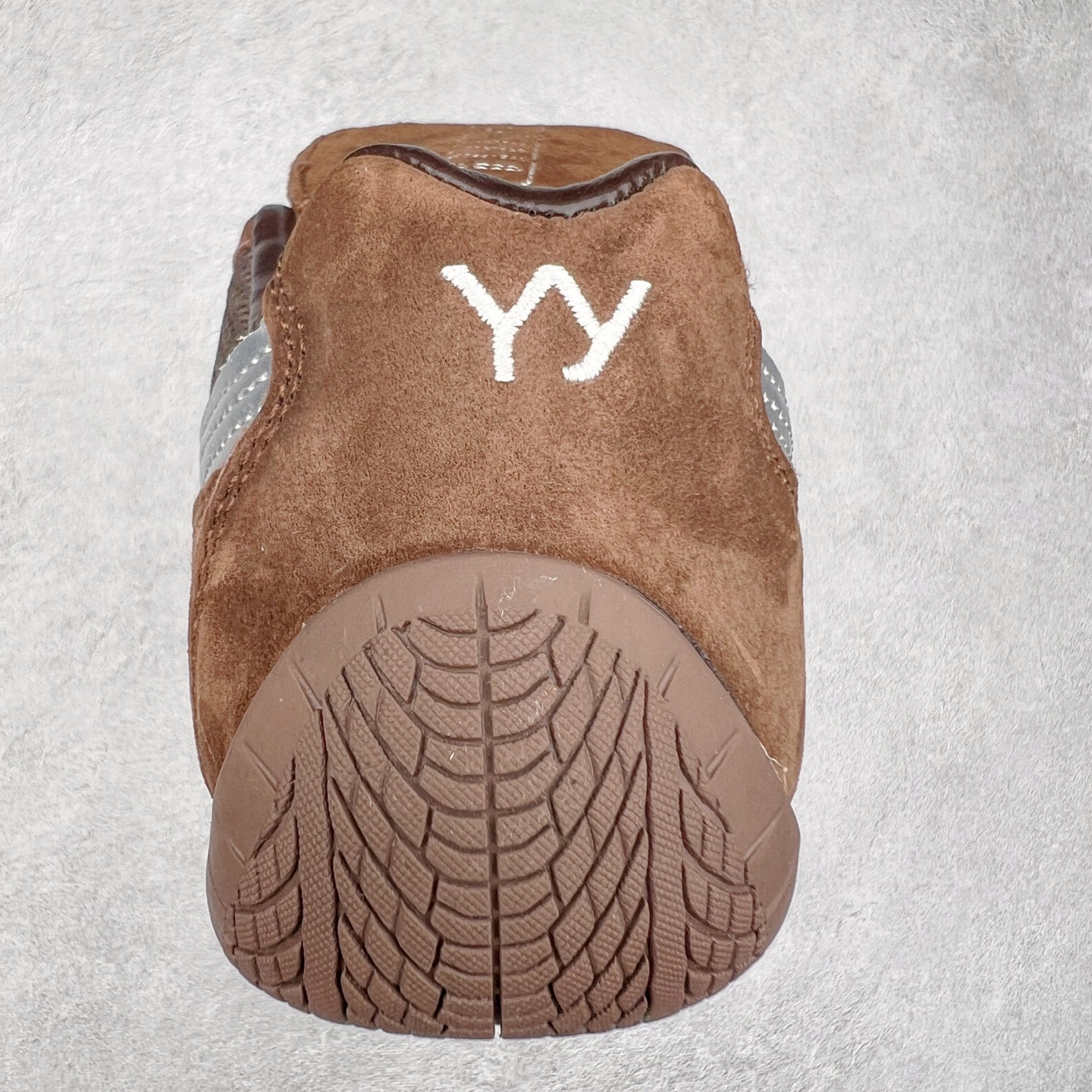 图片[8]-＃特价福利 PUMA Speedca OG 彪马极速赛车系列低帮德训风拼接复古百搭休闲运动赛车鞋 鞋款从80、90年代赛车手所穿的防火赛车鞋为原型，鞋身线条模仿了赛车的流线廓形，体现了空气动力学原理的结构。简约流畅的外观，恰好又和贯穿其中的Formstrip Logo融合恰到好处，视觉上细节丰富且协调。本次Speedcat OG鞋款归来，最大看点自然式保留了窄版鞋型以及薄底构造。这两年各品牌鞋底越做越厚，Speedcat反其道而行之，上脚几乎无鞋底的效果带来耳目一新的视觉体验。鞋面依旧是以质感细腻的麂皮材质打造，并且大面积近乎全包裹的使用，复古味道也愈发浓烈。配色上更是将最原始的黑色和红色带回，向F1赛车队的标志性队服致敬。相信让各位一眼种草的更多是出挑的大红色，上脚即可瞬间点亮整体造型，在以球鞋为核心的OOTD中脱颖而出。而另一款黑色则是低调的万金油，彰显新潮个性的同时又不喧宾夺主，也是热爱简约系穿搭朋友的首选。 尺码：35.5 36 37 37.5 38 38.5 39 40 40.5 41 42 42.5 43 44 44.5 45-选品中心