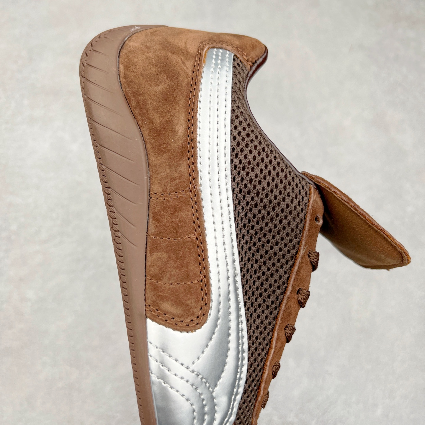 图片[6]-＃特价福利 PUMA Speedca OG 彪马极速赛车系列低帮德训风拼接复古百搭休闲运动赛车鞋 鞋款从80、90年代赛车手所穿的防火赛车鞋为原型，鞋身线条模仿了赛车的流线廓形，体现了空气动力学原理的结构。简约流畅的外观，恰好又和贯穿其中的Formstrip Logo融合恰到好处，视觉上细节丰富且协调。本次Speedcat OG鞋款归来，最大看点自然式保留了窄版鞋型以及薄底构造。这两年各品牌鞋底越做越厚，Speedcat反其道而行之，上脚几乎无鞋底的效果带来耳目一新的视觉体验。鞋面依旧是以质感细腻的麂皮材质打造，并且大面积近乎全包裹的使用，复古味道也愈发浓烈。配色上更是将最原始的黑色和红色带回，向F1赛车队的标志性队服致敬。相信让各位一眼种草的更多是出挑的大红色，上脚即可瞬间点亮整体造型，在以球鞋为核心的OOTD中脱颖而出。而另一款黑色则是低调的万金油，彰显新潮个性的同时又不喧宾夺主，也是热爱简约系穿搭朋友的首选。 尺码：35.5 36 37 37.5 38 38.5 39 40 40.5 41 42 42.5 43 44 44.5 45-选品中心