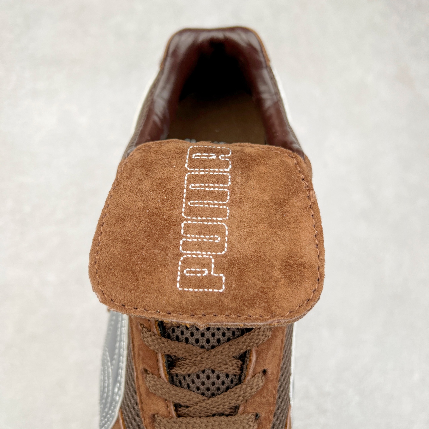 图片[5]-＃特价福利 PUMA Speedca OG 彪马极速赛车系列低帮德训风拼接复古百搭休闲运动赛车鞋 鞋款从80、90年代赛车手所穿的防火赛车鞋为原型，鞋身线条模仿了赛车的流线廓形，体现了空气动力学原理的结构。简约流畅的外观，恰好又和贯穿其中的Formstrip Logo融合恰到好处，视觉上细节丰富且协调。本次Speedcat OG鞋款归来，最大看点自然式保留了窄版鞋型以及薄底构造。这两年各品牌鞋底越做越厚，Speedcat反其道而行之，上脚几乎无鞋底的效果带来耳目一新的视觉体验。鞋面依旧是以质感细腻的麂皮材质打造，并且大面积近乎全包裹的使用，复古味道也愈发浓烈。配色上更是将最原始的黑色和红色带回，向F1赛车队的标志性队服致敬。相信让各位一眼种草的更多是出挑的大红色，上脚即可瞬间点亮整体造型，在以球鞋为核心的OOTD中脱颖而出。而另一款黑色则是低调的万金油，彰显新潮个性的同时又不喧宾夺主，也是热爱简约系穿搭朋友的首选。 尺码：35.5 36 37 37.5 38 38.5 39 40 40.5 41 42 42.5 43 44 44.5 45-选品中心