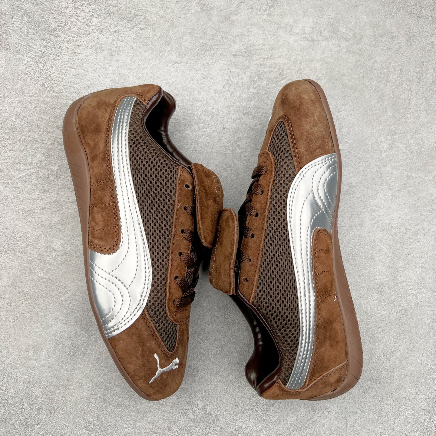 图片[3]-＃特价福利 PUMA Speedca OG 彪马极速赛车系列低帮德训风拼接复古百搭休闲运动赛车鞋 鞋款从80、90年代赛车手所穿的防火赛车鞋为原型，鞋身线条模仿了赛车的流线廓形，体现了空气动力学原理的结构。简约流畅的外观，恰好又和贯穿其中的Formstrip Logo融合恰到好处，视觉上细节丰富且协调。本次Speedcat OG鞋款归来，最大看点自然式保留了窄版鞋型以及薄底构造。这两年各品牌鞋底越做越厚，Speedcat反其道而行之，上脚几乎无鞋底的效果带来耳目一新的视觉体验。鞋面依旧是以质感细腻的麂皮材质打造，并且大面积近乎全包裹的使用，复古味道也愈发浓烈。配色上更是将最原始的黑色和红色带回，向F1赛车队的标志性队服致敬。相信让各位一眼种草的更多是出挑的大红色，上脚即可瞬间点亮整体造型，在以球鞋为核心的OOTD中脱颖而出。而另一款黑色则是低调的万金油，彰显新潮个性的同时又不喧宾夺主，也是热爱简约系穿搭朋友的首选。 尺码：35.5 36 37 37.5 38 38.5 39 40 40.5 41 42 42.5 43 44 44.5 45-选品中心