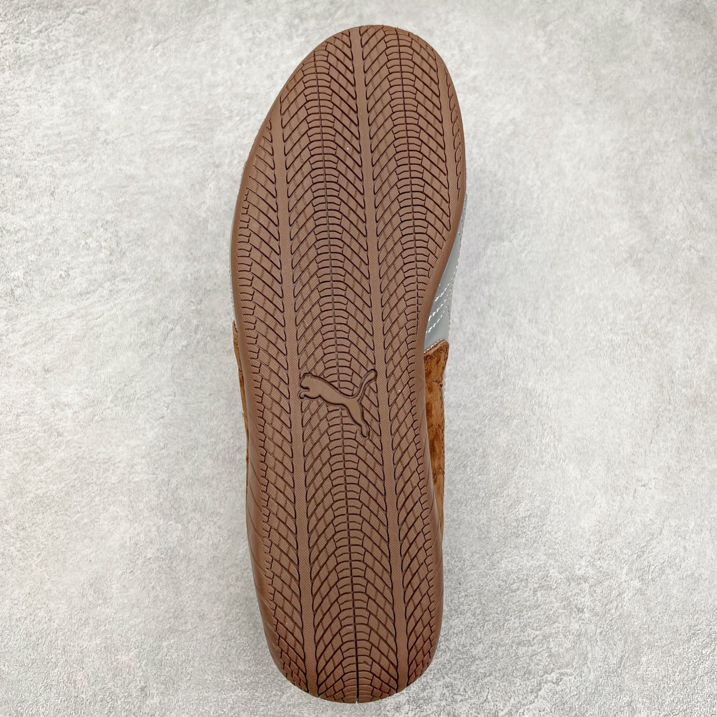 图片[9]-＃特价福利 PUMA Speedca OG 彪马极速赛车系列低帮德训风拼接复古百搭休闲运动赛车鞋 鞋款从80、90年代赛车手所穿的防火赛车鞋为原型，鞋身线条模仿了赛车的流线廓形，体现了空气动力学原理的结构。简约流畅的外观，恰好又和贯穿其中的Formstrip Logo融合恰到好处，视觉上细节丰富且协调。本次Speedcat OG鞋款归来，最大看点自然式保留了窄版鞋型以及薄底构造。这两年各品牌鞋底越做越厚，Speedcat反其道而行之，上脚几乎无鞋底的效果带来耳目一新的视觉体验。鞋面依旧是以质感细腻的麂皮材质打造，并且大面积近乎全包裹的使用，复古味道也愈发浓烈。配色上更是将最原始的黑色和红色带回，向F1赛车队的标志性队服致敬。相信让各位一眼种草的更多是出挑的大红色，上脚即可瞬间点亮整体造型，在以球鞋为核心的OOTD中脱颖而出。而另一款黑色则是低调的万金油，彰显新潮个性的同时又不喧宾夺主，也是热爱简约系穿搭朋友的首选。 尺码：35.5 36 37 37.5 38 38.5 39 40 40.5 41 42 42.5 43 44 44.5 45-选品中心