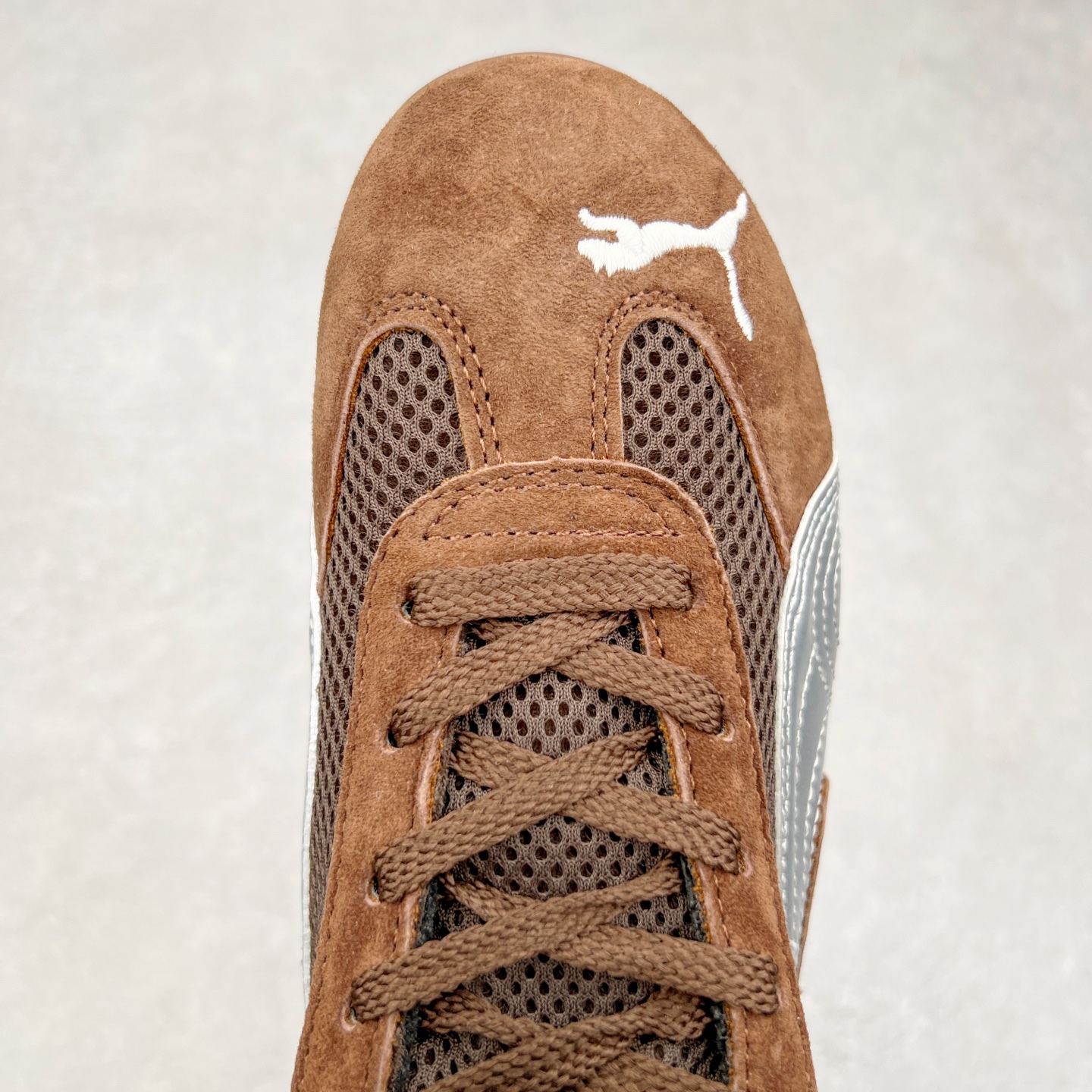 图片[4]-＃特价福利 PUMA Speedca OG 彪马极速赛车系列低帮德训风拼接复古百搭休闲运动赛车鞋 鞋款从80、90年代赛车手所穿的防火赛车鞋为原型，鞋身线条模仿了赛车的流线廓形，体现了空气动力学原理的结构。简约流畅的外观，恰好又和贯穿其中的Formstrip Logo融合恰到好处，视觉上细节丰富且协调。本次Speedcat OG鞋款归来，最大看点自然式保留了窄版鞋型以及薄底构造。这两年各品牌鞋底越做越厚，Speedcat反其道而行之，上脚几乎无鞋底的效果带来耳目一新的视觉体验。鞋面依旧是以质感细腻的麂皮材质打造，并且大面积近乎全包裹的使用，复古味道也愈发浓烈。配色上更是将最原始的黑色和红色带回，向F1赛车队的标志性队服致敬。相信让各位一眼种草的更多是出挑的大红色，上脚即可瞬间点亮整体造型，在以球鞋为核心的OOTD中脱颖而出。而另一款黑色则是低调的万金油，彰显新潮个性的同时又不喧宾夺主，也是热爱简约系穿搭朋友的首选。 尺码：35.5 36 37 37.5 38 38.5 39 40 40.5 41 42 42.5 43 44 44.5 45-选品中心