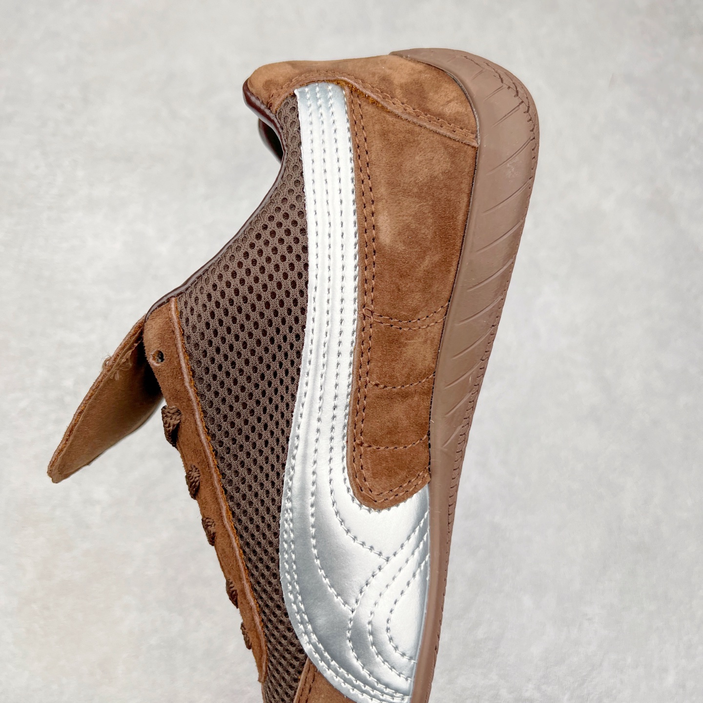 图片[7]-＃特价福利 PUMA Speedca OG 彪马极速赛车系列低帮德训风拼接复古百搭休闲运动赛车鞋 鞋款从80、90年代赛车手所穿的防火赛车鞋为原型，鞋身线条模仿了赛车的流线廓形，体现了空气动力学原理的结构。简约流畅的外观，恰好又和贯穿其中的Formstrip Logo融合恰到好处，视觉上细节丰富且协调。本次Speedcat OG鞋款归来，最大看点自然式保留了窄版鞋型以及薄底构造。这两年各品牌鞋底越做越厚，Speedcat反其道而行之，上脚几乎无鞋底的效果带来耳目一新的视觉体验。鞋面依旧是以质感细腻的麂皮材质打造，并且大面积近乎全包裹的使用，复古味道也愈发浓烈。配色上更是将最原始的黑色和红色带回，向F1赛车队的标志性队服致敬。相信让各位一眼种草的更多是出挑的大红色，上脚即可瞬间点亮整体造型，在以球鞋为核心的OOTD中脱颖而出。而另一款黑色则是低调的万金油，彰显新潮个性的同时又不喧宾夺主，也是热爱简约系穿搭朋友的首选。 尺码：35.5 36 37 37.5 38 38.5 39 40 40.5 41 42 42.5 43 44 44.5 45-选品中心