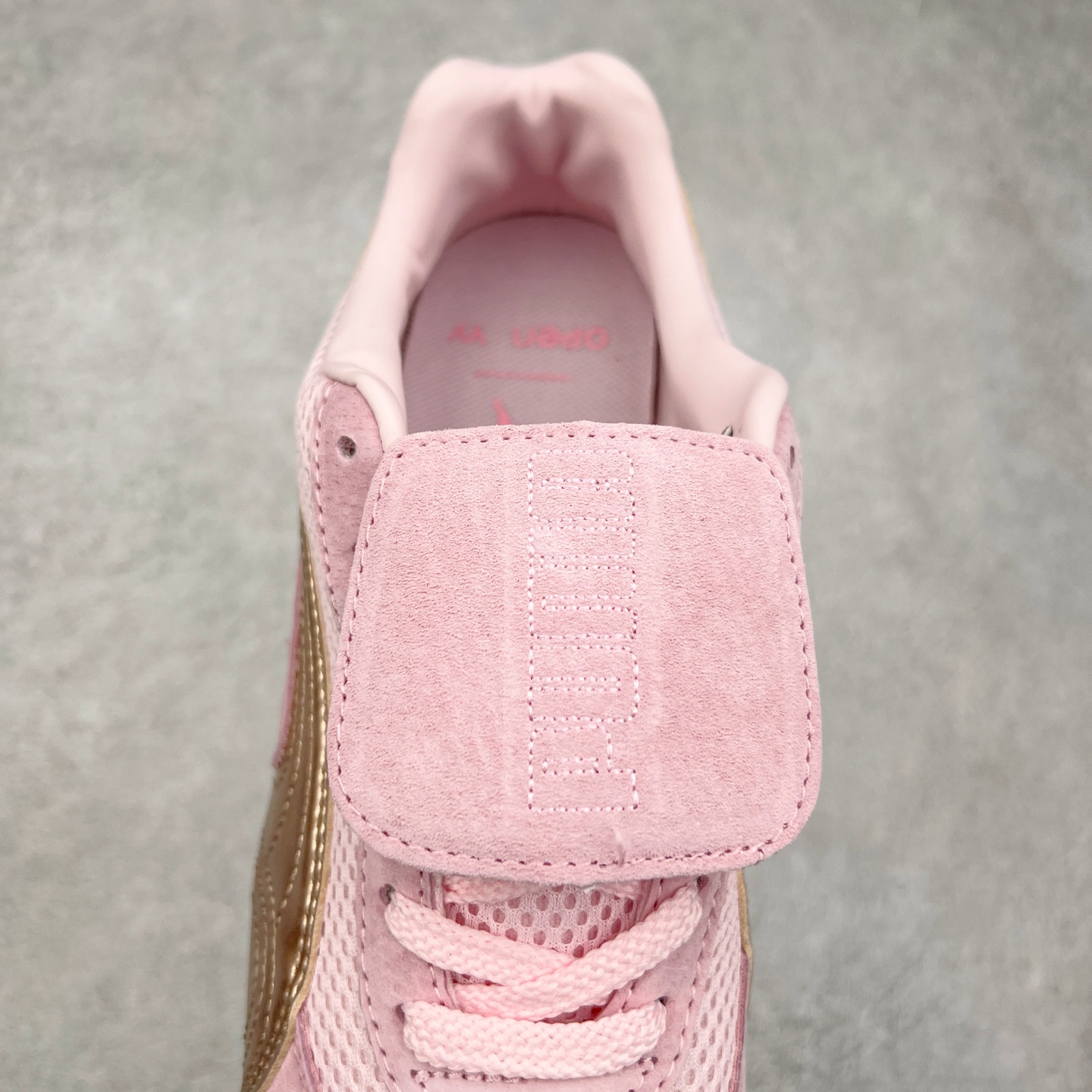 图片[5]-＃特价福利 PUMA Speedca OG 彪马极速赛车系列低帮德训风拼接复古百搭休闲运动赛车鞋 鞋款从80、90年代赛车手所穿的防火赛车鞋为原型，鞋身线条模仿了赛车的流线廓形，体现了空气动力学原理的结构。简约流畅的外观，恰好又和贯穿其中的Formstrip Logo融合恰到好处，视觉上细节丰富且协调。本次Speedcat OG鞋款归来，最大看点自然式保留了窄版鞋型以及薄底构造。这两年各品牌鞋底越做越厚，Speedcat反其道而行之，上脚几乎无鞋底的效果带来耳目一新的视觉体验。鞋面依旧是以质感细腻的麂皮材质打造，并且大面积近乎全包裹的使用，复古味道也愈发浓烈。配色上更是将最原始的黑色和红色带回，向F1赛车队的标志性队服致敬。相信让各位一眼种草的更多是出挑的大红色，上脚即可瞬间点亮整体造型，在以球鞋为核心的OOTD中脱颖而出。而另一款黑色则是低调的万金油，彰显新潮个性的同时又不喧宾夺主，也是热爱简约系穿搭朋友的首选。 尺码：35.5 36 37 37.5 38 38.5 39 40 40.5 41 42 42.5 43 44 44.5 45-选品中心