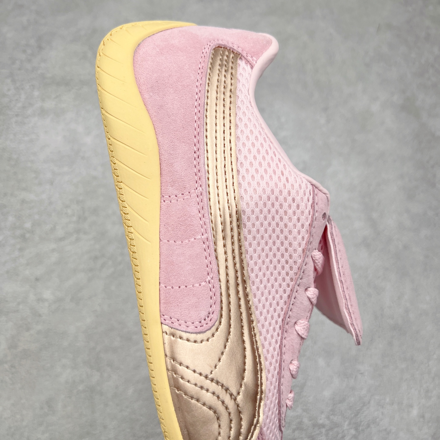 图片[6]-＃特价福利 PUMA Speedca OG 彪马极速赛车系列低帮德训风拼接复古百搭休闲运动赛车鞋 鞋款从80、90年代赛车手所穿的防火赛车鞋为原型，鞋身线条模仿了赛车的流线廓形，体现了空气动力学原理的结构。简约流畅的外观，恰好又和贯穿其中的Formstrip Logo融合恰到好处，视觉上细节丰富且协调。本次Speedcat OG鞋款归来，最大看点自然式保留了窄版鞋型以及薄底构造。这两年各品牌鞋底越做越厚，Speedcat反其道而行之，上脚几乎无鞋底的效果带来耳目一新的视觉体验。鞋面依旧是以质感细腻的麂皮材质打造，并且大面积近乎全包裹的使用，复古味道也愈发浓烈。配色上更是将最原始的黑色和红色带回，向F1赛车队的标志性队服致敬。相信让各位一眼种草的更多是出挑的大红色，上脚即可瞬间点亮整体造型，在以球鞋为核心的OOTD中脱颖而出。而另一款黑色则是低调的万金油，彰显新潮个性的同时又不喧宾夺主，也是热爱简约系穿搭朋友的首选。 尺码：35.5 36 37 37.5 38 38.5 39 40 40.5 41 42 42.5 43 44 44.5 45-选品中心