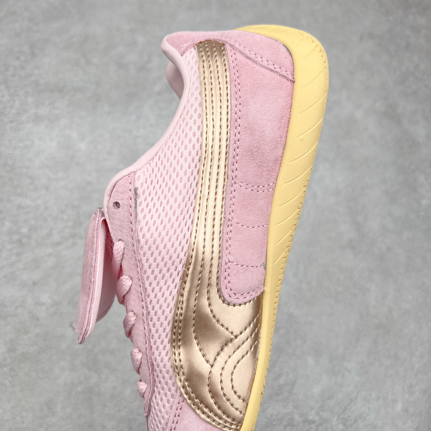 图片[7]-＃特价福利 PUMA Speedca OG 彪马极速赛车系列低帮德训风拼接复古百搭休闲运动赛车鞋 鞋款从80、90年代赛车手所穿的防火赛车鞋为原型，鞋身线条模仿了赛车的流线廓形，体现了空气动力学原理的结构。简约流畅的外观，恰好又和贯穿其中的Formstrip Logo融合恰到好处，视觉上细节丰富且协调。本次Speedcat OG鞋款归来，最大看点自然式保留了窄版鞋型以及薄底构造。这两年各品牌鞋底越做越厚，Speedcat反其道而行之，上脚几乎无鞋底的效果带来耳目一新的视觉体验。鞋面依旧是以质感细腻的麂皮材质打造，并且大面积近乎全包裹的使用，复古味道也愈发浓烈。配色上更是将最原始的黑色和红色带回，向F1赛车队的标志性队服致敬。相信让各位一眼种草的更多是出挑的大红色，上脚即可瞬间点亮整体造型，在以球鞋为核心的OOTD中脱颖而出。而另一款黑色则是低调的万金油，彰显新潮个性的同时又不喧宾夺主，也是热爱简约系穿搭朋友的首选。 尺码：35.5 36 37 37.5 38 38.5 39 40 40.5 41 42 42.5 43 44 44.5 45-选品中心