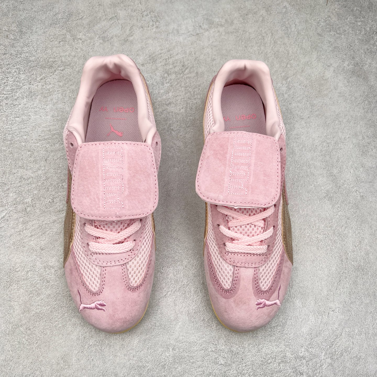 图片[2]-＃特价福利 PUMA Speedca OG 彪马极速赛车系列低帮德训风拼接复古百搭休闲运动赛车鞋 鞋款从80、90年代赛车手所穿的防火赛车鞋为原型，鞋身线条模仿了赛车的流线廓形，体现了空气动力学原理的结构。简约流畅的外观，恰好又和贯穿其中的Formstrip Logo融合恰到好处，视觉上细节丰富且协调。本次Speedcat OG鞋款归来，最大看点自然式保留了窄版鞋型以及薄底构造。这两年各品牌鞋底越做越厚，Speedcat反其道而行之，上脚几乎无鞋底的效果带来耳目一新的视觉体验。鞋面依旧是以质感细腻的麂皮材质打造，并且大面积近乎全包裹的使用，复古味道也愈发浓烈。配色上更是将最原始的黑色和红色带回，向F1赛车队的标志性队服致敬。相信让各位一眼种草的更多是出挑的大红色，上脚即可瞬间点亮整体造型，在以球鞋为核心的OOTD中脱颖而出。而另一款黑色则是低调的万金油，彰显新潮个性的同时又不喧宾夺主，也是热爱简约系穿搭朋友的首选。 尺码：35.5 36 37 37.5 38 38.5 39 40 40.5 41 42 42.5 43 44 44.5 45-选品中心