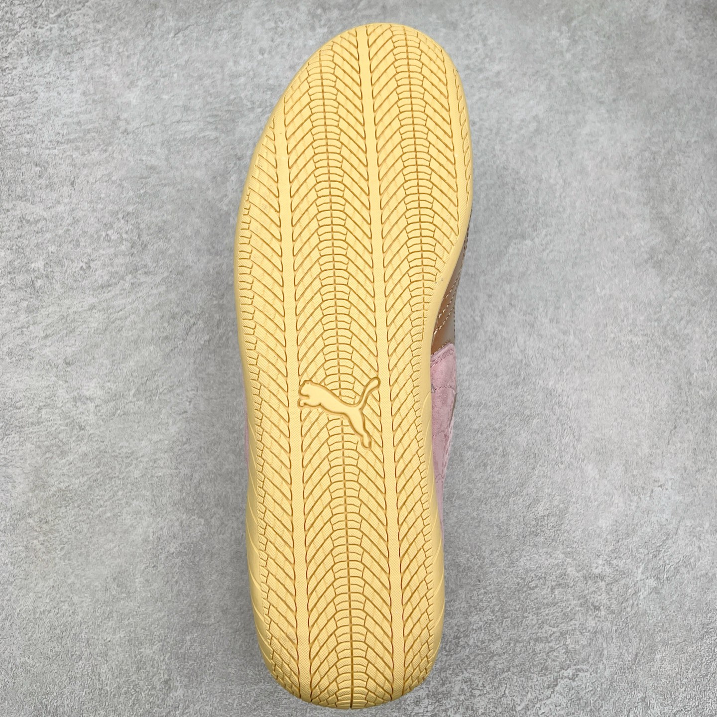 图片[9]-＃特价福利 PUMA Speedca OG 彪马极速赛车系列低帮德训风拼接复古百搭休闲运动赛车鞋 鞋款从80、90年代赛车手所穿的防火赛车鞋为原型，鞋身线条模仿了赛车的流线廓形，体现了空气动力学原理的结构。简约流畅的外观，恰好又和贯穿其中的Formstrip Logo融合恰到好处，视觉上细节丰富且协调。本次Speedcat OG鞋款归来，最大看点自然式保留了窄版鞋型以及薄底构造。这两年各品牌鞋底越做越厚，Speedcat反其道而行之，上脚几乎无鞋底的效果带来耳目一新的视觉体验。鞋面依旧是以质感细腻的麂皮材质打造，并且大面积近乎全包裹的使用，复古味道也愈发浓烈。配色上更是将最原始的黑色和红色带回，向F1赛车队的标志性队服致敬。相信让各位一眼种草的更多是出挑的大红色，上脚即可瞬间点亮整体造型，在以球鞋为核心的OOTD中脱颖而出。而另一款黑色则是低调的万金油，彰显新潮个性的同时又不喧宾夺主，也是热爱简约系穿搭朋友的首选。 尺码：35.5 36 37 37.5 38 38.5 39 40 40.5 41 42 42.5 43 44 44.5 45-选品中心