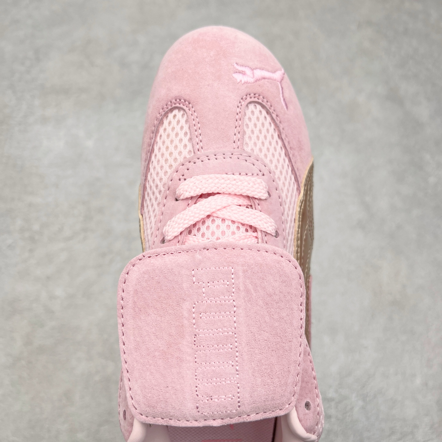 图片[4]-＃特价福利 PUMA Speedca OG 彪马极速赛车系列低帮德训风拼接复古百搭休闲运动赛车鞋 鞋款从80、90年代赛车手所穿的防火赛车鞋为原型，鞋身线条模仿了赛车的流线廓形，体现了空气动力学原理的结构。简约流畅的外观，恰好又和贯穿其中的Formstrip Logo融合恰到好处，视觉上细节丰富且协调。本次Speedcat OG鞋款归来，最大看点自然式保留了窄版鞋型以及薄底构造。这两年各品牌鞋底越做越厚，Speedcat反其道而行之，上脚几乎无鞋底的效果带来耳目一新的视觉体验。鞋面依旧是以质感细腻的麂皮材质打造，并且大面积近乎全包裹的使用，复古味道也愈发浓烈。配色上更是将最原始的黑色和红色带回，向F1赛车队的标志性队服致敬。相信让各位一眼种草的更多是出挑的大红色，上脚即可瞬间点亮整体造型，在以球鞋为核心的OOTD中脱颖而出。而另一款黑色则是低调的万金油，彰显新潮个性的同时又不喧宾夺主，也是热爱简约系穿搭朋友的首选。 尺码：35.5 36 37 37.5 38 38.5 39 40 40.5 41 42 42.5 43 44 44.5 45-选品中心