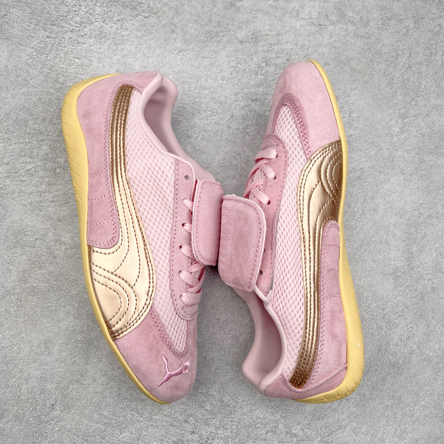 图片[3]-＃特价福利 PUMA Speedca OG 彪马极速赛车系列低帮德训风拼接复古百搭休闲运动赛车鞋 鞋款从80、90年代赛车手所穿的防火赛车鞋为原型，鞋身线条模仿了赛车的流线廓形，体现了空气动力学原理的结构。简约流畅的外观，恰好又和贯穿其中的Formstrip Logo融合恰到好处，视觉上细节丰富且协调。本次Speedcat OG鞋款归来，最大看点自然式保留了窄版鞋型以及薄底构造。这两年各品牌鞋底越做越厚，Speedcat反其道而行之，上脚几乎无鞋底的效果带来耳目一新的视觉体验。鞋面依旧是以质感细腻的麂皮材质打造，并且大面积近乎全包裹的使用，复古味道也愈发浓烈。配色上更是将最原始的黑色和红色带回，向F1赛车队的标志性队服致敬。相信让各位一眼种草的更多是出挑的大红色，上脚即可瞬间点亮整体造型，在以球鞋为核心的OOTD中脱颖而出。而另一款黑色则是低调的万金油，彰显新潮个性的同时又不喧宾夺主，也是热爱简约系穿搭朋友的首选。 尺码：35.5 36 37 37.5 38 38.5 39 40 40.5 41 42 42.5 43 44 44.5 45-选品中心