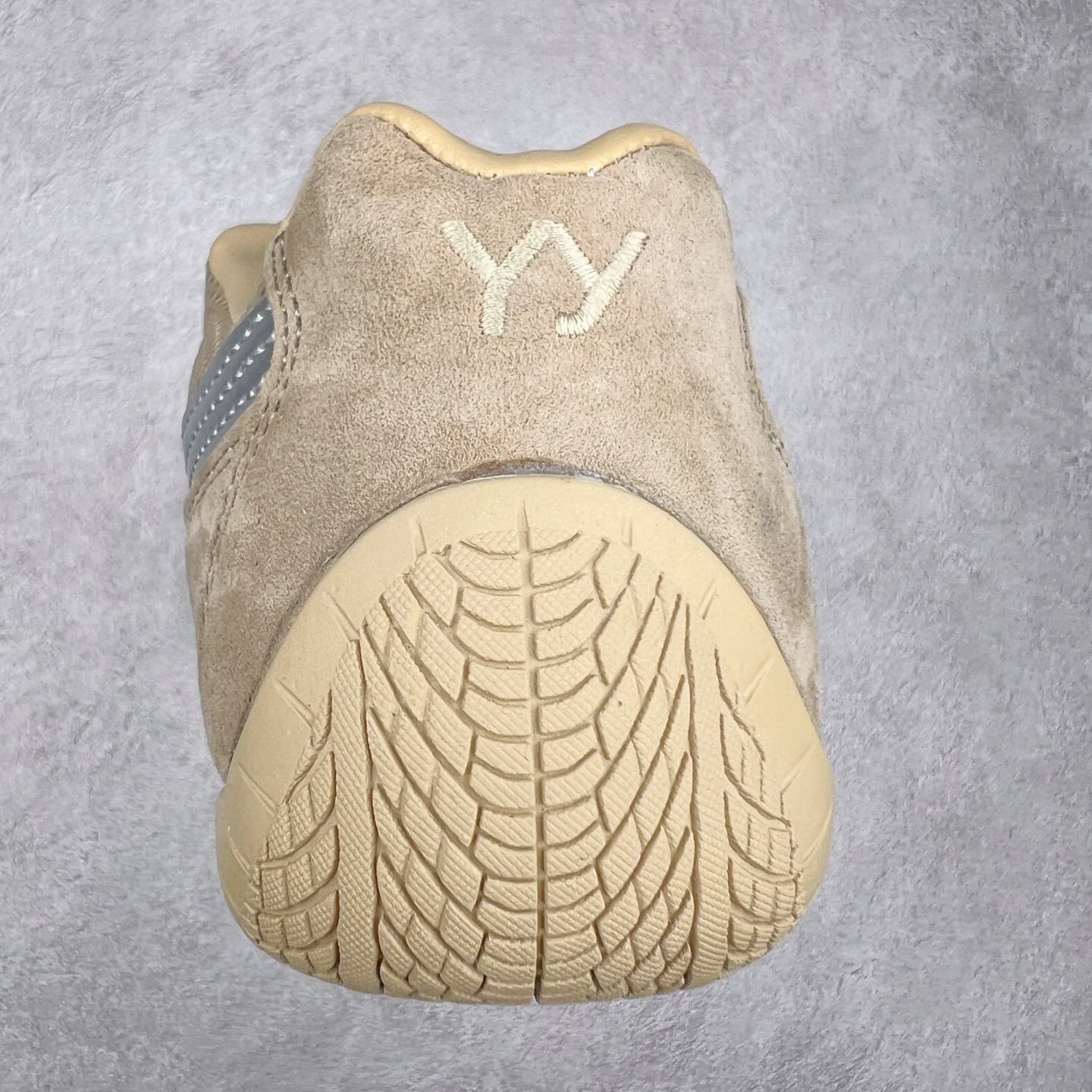 图片[8]-＃特价福利 PUMA Speedca OG 彪马极速赛车系列低帮德训风拼接复古百搭休闲运动赛车鞋 鞋款从80、90年代赛车手所穿的防火赛车鞋为原型，鞋身线条模仿了赛车的流线廓形，体现了空气动力学原理的结构。简约流畅的外观，恰好又和贯穿其中的Formstrip Logo融合恰到好处，视觉上细节丰富且协调。本次Speedcat OG鞋款归来，最大看点自然式保留了窄版鞋型以及薄底构造。这两年各品牌鞋底越做越厚，Speedcat反其道而行之，上脚几乎无鞋底的效果带来耳目一新的视觉体验。鞋面依旧是以质感细腻的麂皮材质打造，并且大面积近乎全包裹的使用，复古味道也愈发浓烈。配色上更是将最原始的黑色和红色带回，向F1赛车队的标志性队服致敬。相信让各位一眼种草的更多是出挑的大红色，上脚即可瞬间点亮整体造型，在以球鞋为核心的OOTD中脱颖而出。而另一款黑色则是低调的万金油，彰显新潮个性的同时又不喧宾夺主，也是热爱简约系穿搭朋友的首选。 尺码：35.5 36 37 37.5 38 38.5 39 40 40.5 41 42 42.5 43 44 44.5 45-选品中心