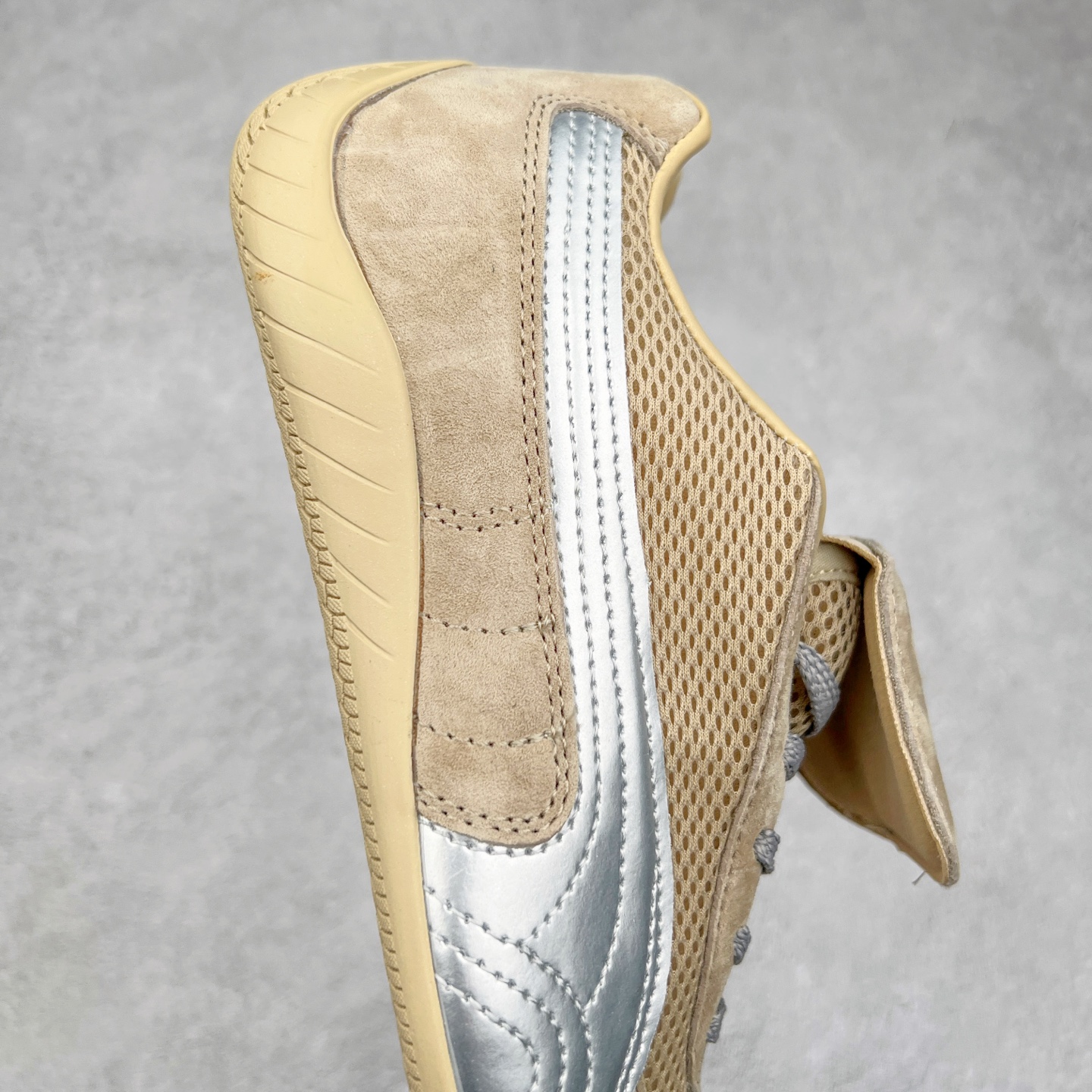 图片[6]-＃特价福利 PUMA Speedca OG 彪马极速赛车系列低帮德训风拼接复古百搭休闲运动赛车鞋 鞋款从80、90年代赛车手所穿的防火赛车鞋为原型，鞋身线条模仿了赛车的流线廓形，体现了空气动力学原理的结构。简约流畅的外观，恰好又和贯穿其中的Formstrip Logo融合恰到好处，视觉上细节丰富且协调。本次Speedcat OG鞋款归来，最大看点自然式保留了窄版鞋型以及薄底构造。这两年各品牌鞋底越做越厚，Speedcat反其道而行之，上脚几乎无鞋底的效果带来耳目一新的视觉体验。鞋面依旧是以质感细腻的麂皮材质打造，并且大面积近乎全包裹的使用，复古味道也愈发浓烈。配色上更是将最原始的黑色和红色带回，向F1赛车队的标志性队服致敬。相信让各位一眼种草的更多是出挑的大红色，上脚即可瞬间点亮整体造型，在以球鞋为核心的OOTD中脱颖而出。而另一款黑色则是低调的万金油，彰显新潮个性的同时又不喧宾夺主，也是热爱简约系穿搭朋友的首选。 尺码：35.5 36 37 37.5 38 38.5 39 40 40.5 41 42 42.5 43 44 44.5 45-选品中心