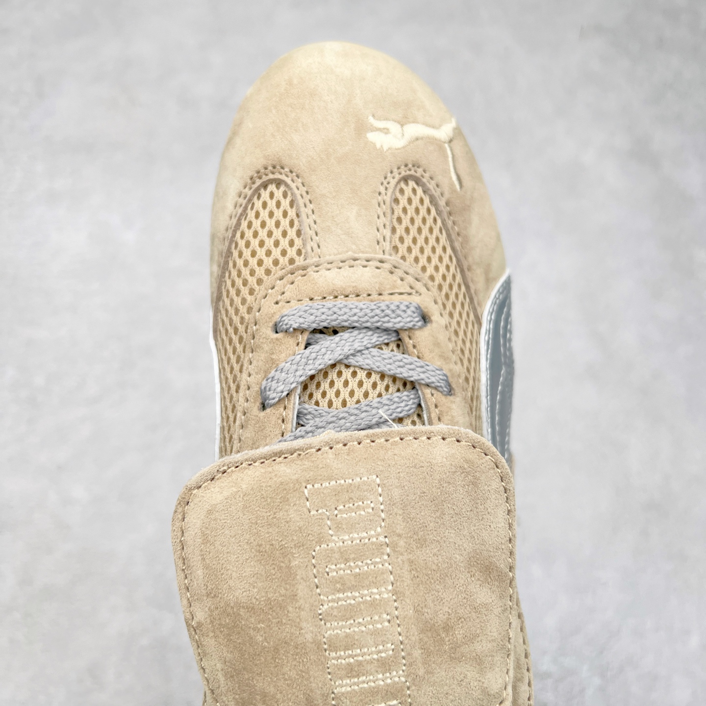 图片[4]-＃特价福利 PUMA Speedca OG 彪马极速赛车系列低帮德训风拼接复古百搭休闲运动赛车鞋 鞋款从80、90年代赛车手所穿的防火赛车鞋为原型，鞋身线条模仿了赛车的流线廓形，体现了空气动力学原理的结构。简约流畅的外观，恰好又和贯穿其中的Formstrip Logo融合恰到好处，视觉上细节丰富且协调。本次Speedcat OG鞋款归来，最大看点自然式保留了窄版鞋型以及薄底构造。这两年各品牌鞋底越做越厚，Speedcat反其道而行之，上脚几乎无鞋底的效果带来耳目一新的视觉体验。鞋面依旧是以质感细腻的麂皮材质打造，并且大面积近乎全包裹的使用，复古味道也愈发浓烈。配色上更是将最原始的黑色和红色带回，向F1赛车队的标志性队服致敬。相信让各位一眼种草的更多是出挑的大红色，上脚即可瞬间点亮整体造型，在以球鞋为核心的OOTD中脱颖而出。而另一款黑色则是低调的万金油，彰显新潮个性的同时又不喧宾夺主，也是热爱简约系穿搭朋友的首选。 尺码：35.5 36 37 37.5 38 38.5 39 40 40.5 41 42 42.5 43 44 44.5 45-选品中心