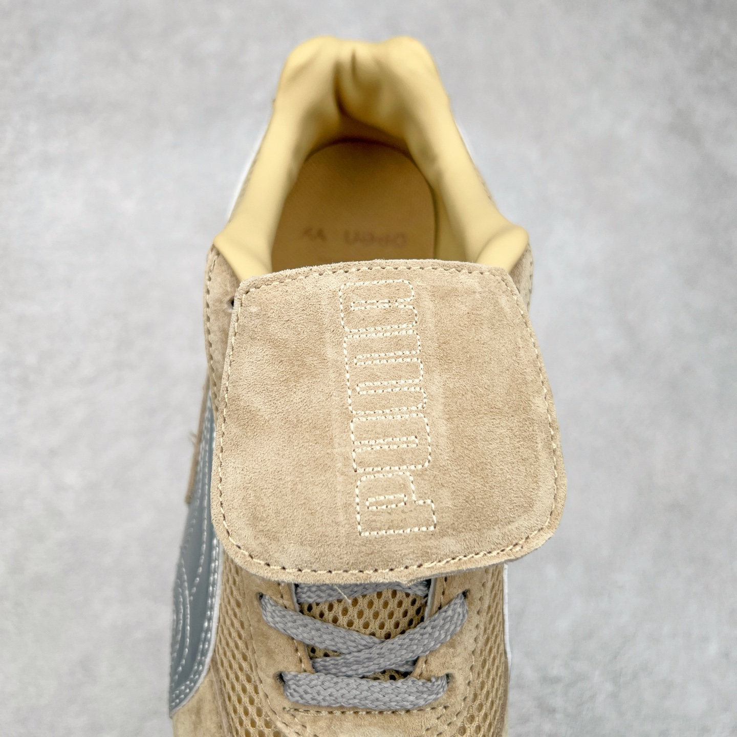 图片[5]-＃特价福利 PUMA Speedca OG 彪马极速赛车系列低帮德训风拼接复古百搭休闲运动赛车鞋 鞋款从80、90年代赛车手所穿的防火赛车鞋为原型，鞋身线条模仿了赛车的流线廓形，体现了空气动力学原理的结构。简约流畅的外观，恰好又和贯穿其中的Formstrip Logo融合恰到好处，视觉上细节丰富且协调。本次Speedcat OG鞋款归来，最大看点自然式保留了窄版鞋型以及薄底构造。这两年各品牌鞋底越做越厚，Speedcat反其道而行之，上脚几乎无鞋底的效果带来耳目一新的视觉体验。鞋面依旧是以质感细腻的麂皮材质打造，并且大面积近乎全包裹的使用，复古味道也愈发浓烈。配色上更是将最原始的黑色和红色带回，向F1赛车队的标志性队服致敬。相信让各位一眼种草的更多是出挑的大红色，上脚即可瞬间点亮整体造型，在以球鞋为核心的OOTD中脱颖而出。而另一款黑色则是低调的万金油，彰显新潮个性的同时又不喧宾夺主，也是热爱简约系穿搭朋友的首选。 尺码：35.5 36 37 37.5 38 38.5 39 40 40.5 41 42 42.5 43 44 44.5 45-选品中心