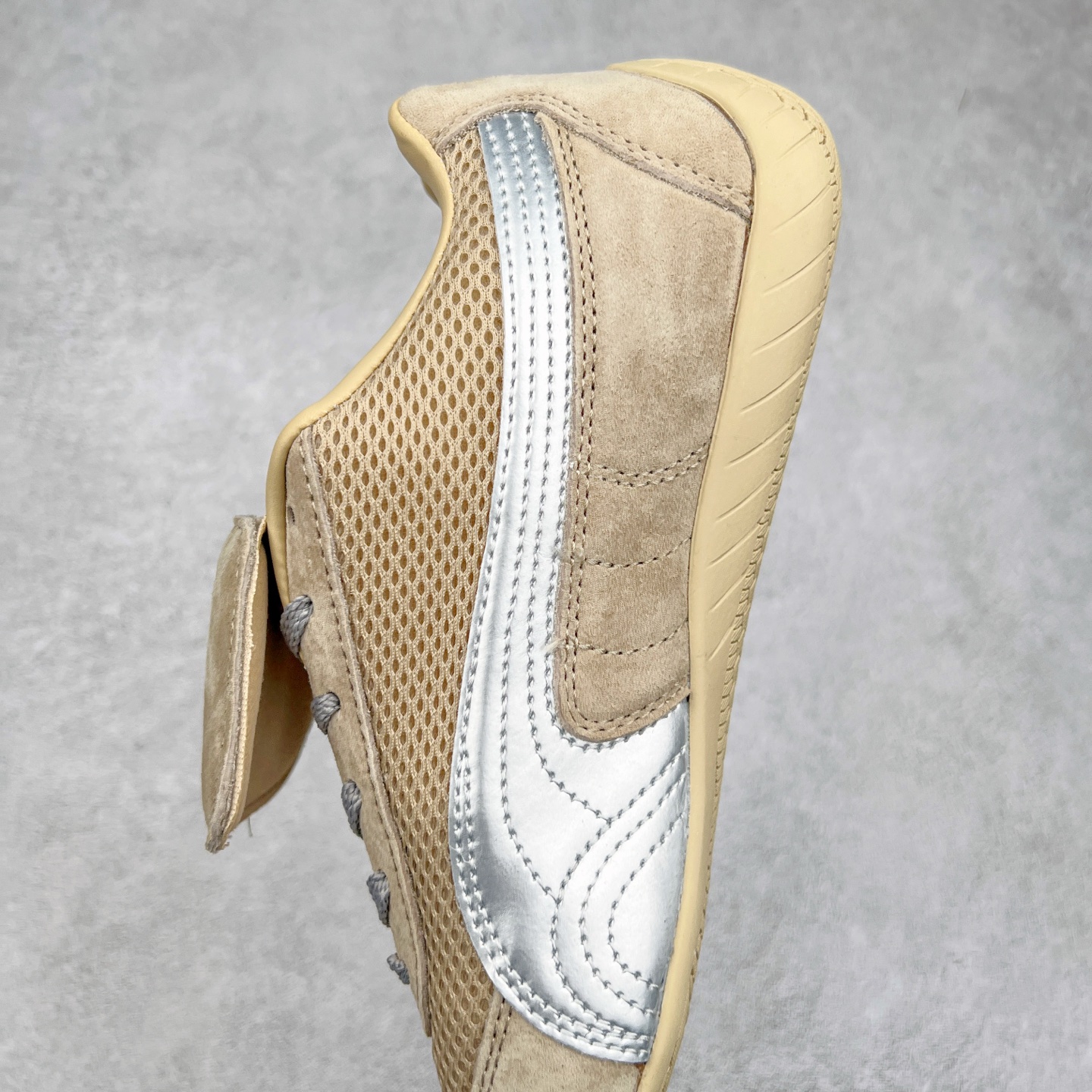 图片[7]-＃特价福利 PUMA Speedca OG 彪马极速赛车系列低帮德训风拼接复古百搭休闲运动赛车鞋 鞋款从80、90年代赛车手所穿的防火赛车鞋为原型，鞋身线条模仿了赛车的流线廓形，体现了空气动力学原理的结构。简约流畅的外观，恰好又和贯穿其中的Formstrip Logo融合恰到好处，视觉上细节丰富且协调。本次Speedcat OG鞋款归来，最大看点自然式保留了窄版鞋型以及薄底构造。这两年各品牌鞋底越做越厚，Speedcat反其道而行之，上脚几乎无鞋底的效果带来耳目一新的视觉体验。鞋面依旧是以质感细腻的麂皮材质打造，并且大面积近乎全包裹的使用，复古味道也愈发浓烈。配色上更是将最原始的黑色和红色带回，向F1赛车队的标志性队服致敬。相信让各位一眼种草的更多是出挑的大红色，上脚即可瞬间点亮整体造型，在以球鞋为核心的OOTD中脱颖而出。而另一款黑色则是低调的万金油，彰显新潮个性的同时又不喧宾夺主，也是热爱简约系穿搭朋友的首选。 尺码：35.5 36 37 37.5 38 38.5 39 40 40.5 41 42 42.5 43 44 44.5 45-选品中心