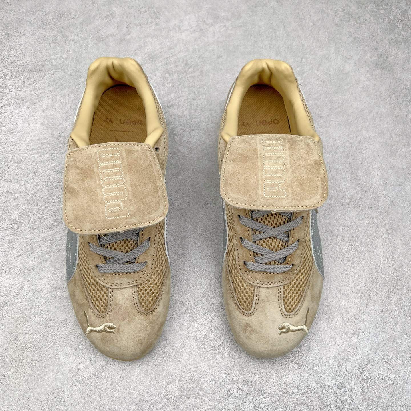 图片[2]-＃特价福利 PUMA Speedca OG 彪马极速赛车系列低帮德训风拼接复古百搭休闲运动赛车鞋 鞋款从80、90年代赛车手所穿的防火赛车鞋为原型，鞋身线条模仿了赛车的流线廓形，体现了空气动力学原理的结构。简约流畅的外观，恰好又和贯穿其中的Formstrip Logo融合恰到好处，视觉上细节丰富且协调。本次Speedcat OG鞋款归来，最大看点自然式保留了窄版鞋型以及薄底构造。这两年各品牌鞋底越做越厚，Speedcat反其道而行之，上脚几乎无鞋底的效果带来耳目一新的视觉体验。鞋面依旧是以质感细腻的麂皮材质打造，并且大面积近乎全包裹的使用，复古味道也愈发浓烈。配色上更是将最原始的黑色和红色带回，向F1赛车队的标志性队服致敬。相信让各位一眼种草的更多是出挑的大红色，上脚即可瞬间点亮整体造型，在以球鞋为核心的OOTD中脱颖而出。而另一款黑色则是低调的万金油，彰显新潮个性的同时又不喧宾夺主，也是热爱简约系穿搭朋友的首选。 尺码：35.5 36 37 37.5 38 38.5 39 40 40.5 41 42 42.5 43 44 44.5 45-选品中心