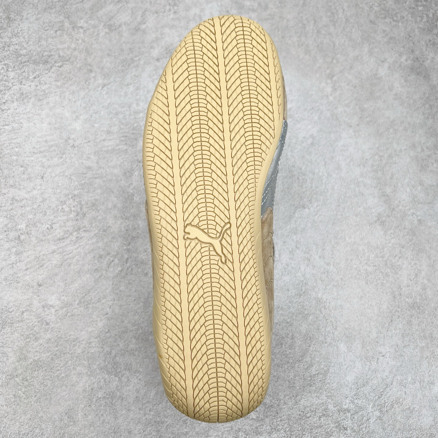 图片[9]-＃特价福利 PUMA Speedca OG 彪马极速赛车系列低帮德训风拼接复古百搭休闲运动赛车鞋 鞋款从80、90年代赛车手所穿的防火赛车鞋为原型，鞋身线条模仿了赛车的流线廓形，体现了空气动力学原理的结构。简约流畅的外观，恰好又和贯穿其中的Formstrip Logo融合恰到好处，视觉上细节丰富且协调。本次Speedcat OG鞋款归来，最大看点自然式保留了窄版鞋型以及薄底构造。这两年各品牌鞋底越做越厚，Speedcat反其道而行之，上脚几乎无鞋底的效果带来耳目一新的视觉体验。鞋面依旧是以质感细腻的麂皮材质打造，并且大面积近乎全包裹的使用，复古味道也愈发浓烈。配色上更是将最原始的黑色和红色带回，向F1赛车队的标志性队服致敬。相信让各位一眼种草的更多是出挑的大红色，上脚即可瞬间点亮整体造型，在以球鞋为核心的OOTD中脱颖而出。而另一款黑色则是低调的万金油，彰显新潮个性的同时又不喧宾夺主，也是热爱简约系穿搭朋友的首选。 尺码：35.5 36 37 37.5 38 38.5 39 40 40.5 41 42 42.5 43 44 44.5 45-选品中心