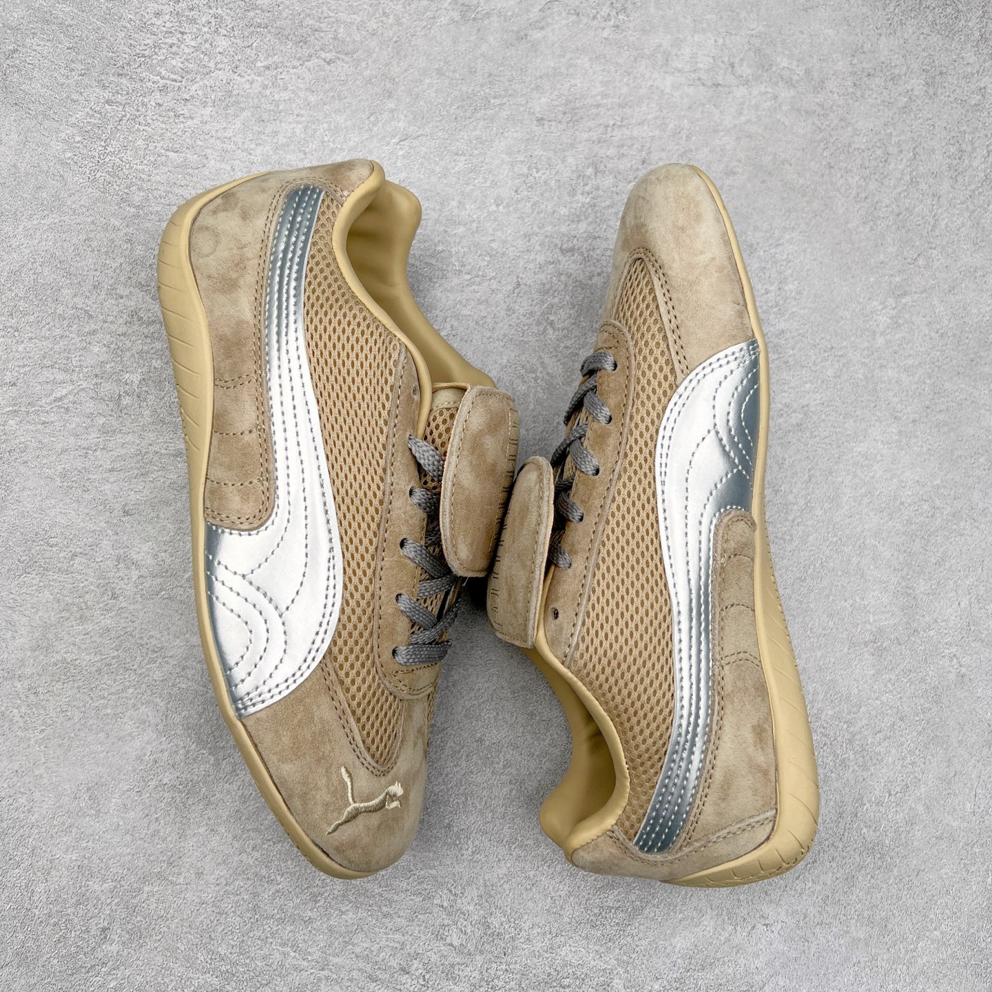 图片[3]-＃特价福利 PUMA Speedca OG 彪马极速赛车系列低帮德训风拼接复古百搭休闲运动赛车鞋 鞋款从80、90年代赛车手所穿的防火赛车鞋为原型，鞋身线条模仿了赛车的流线廓形，体现了空气动力学原理的结构。简约流畅的外观，恰好又和贯穿其中的Formstrip Logo融合恰到好处，视觉上细节丰富且协调。本次Speedcat OG鞋款归来，最大看点自然式保留了窄版鞋型以及薄底构造。这两年各品牌鞋底越做越厚，Speedcat反其道而行之，上脚几乎无鞋底的效果带来耳目一新的视觉体验。鞋面依旧是以质感细腻的麂皮材质打造，并且大面积近乎全包裹的使用，复古味道也愈发浓烈。配色上更是将最原始的黑色和红色带回，向F1赛车队的标志性队服致敬。相信让各位一眼种草的更多是出挑的大红色，上脚即可瞬间点亮整体造型，在以球鞋为核心的OOTD中脱颖而出。而另一款黑色则是低调的万金油，彰显新潮个性的同时又不喧宾夺主，也是热爱简约系穿搭朋友的首选。 尺码：35.5 36 37 37.5 38 38.5 39 40 40.5 41 42 42.5 43 44 44.5 45-选品中心