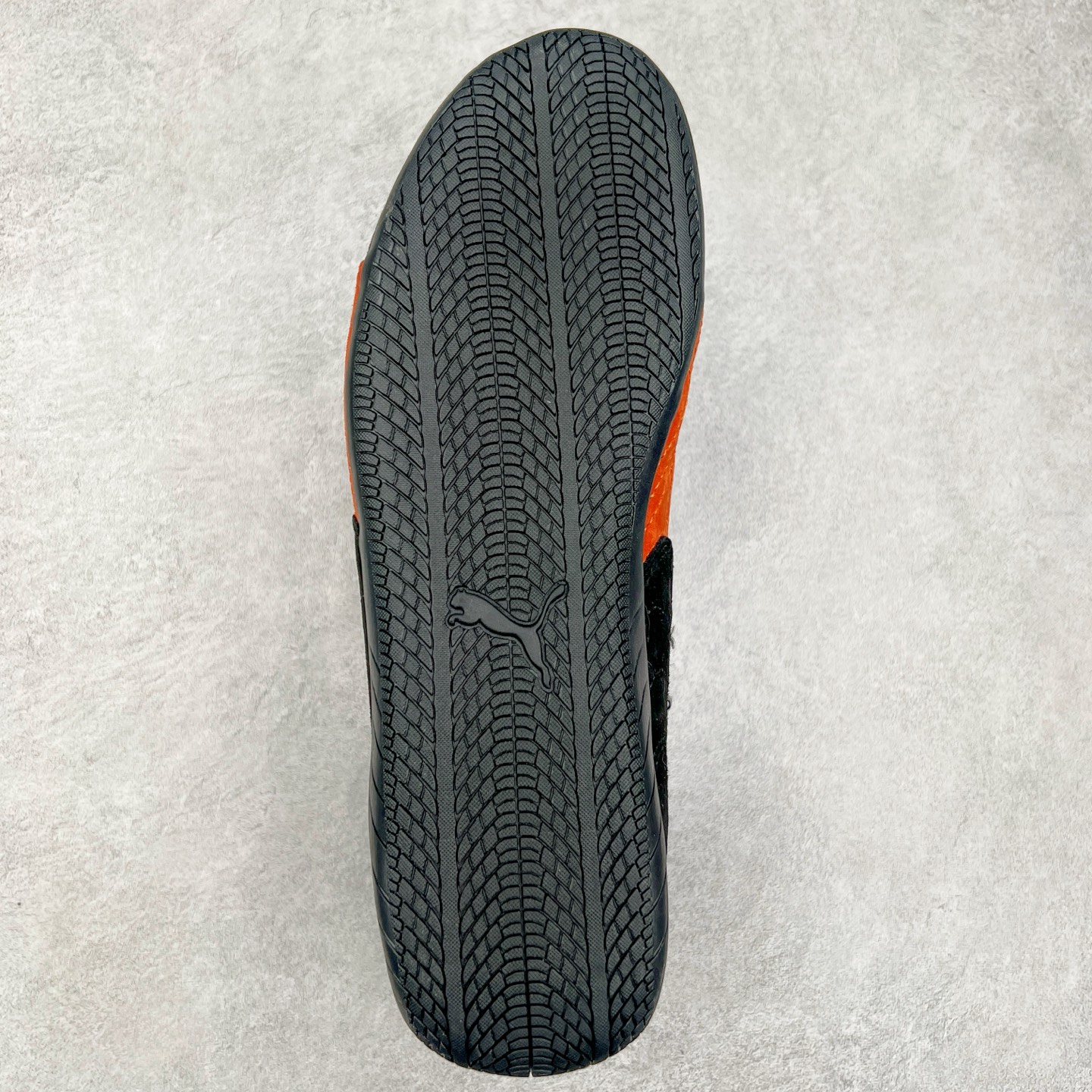 图片[9]-＃特价福利 PUMA Speedca OG 彪马极速赛车系列低帮德训风拼接复古百搭休闲运动赛车鞋 鞋款从80、90年代赛车手所穿的防火赛车鞋为原型，鞋身线条模仿了赛车的流线廓形，体现了空气动力学原理的结构。简约流畅的外观，恰好又和贯穿其中的Formstrip Logo融合恰到好处，视觉上细节丰富且协调。本次Speedcat OG鞋款归来，最大看点自然式保留了窄版鞋型以及薄底构造。这两年各品牌鞋底越做越厚，Speedcat反其道而行之，上脚几乎无鞋底的效果带来耳目一新的视觉体验。鞋面依旧是以质感细腻的麂皮材质打造，并且大面积近乎全包裹的使用，复古味道也愈发浓烈。配色上更是将最原始的黑色和红色带回，向F1赛车队的标志性队服致敬。相信让各位一眼种草的更多是出挑的大红色，上脚即可瞬间点亮整体造型，在以球鞋为核心的OOTD中脱颖而出。而另一款黑色则是低调的万金油，彰显新潮个性的同时又不喧宾夺主，也是热爱简约系穿搭朋友的首选。 尺码：35.5 36 37 37.5 38 38.5 39 40 40.5 41 42 42.5 43 44 44.5 45-选品中心