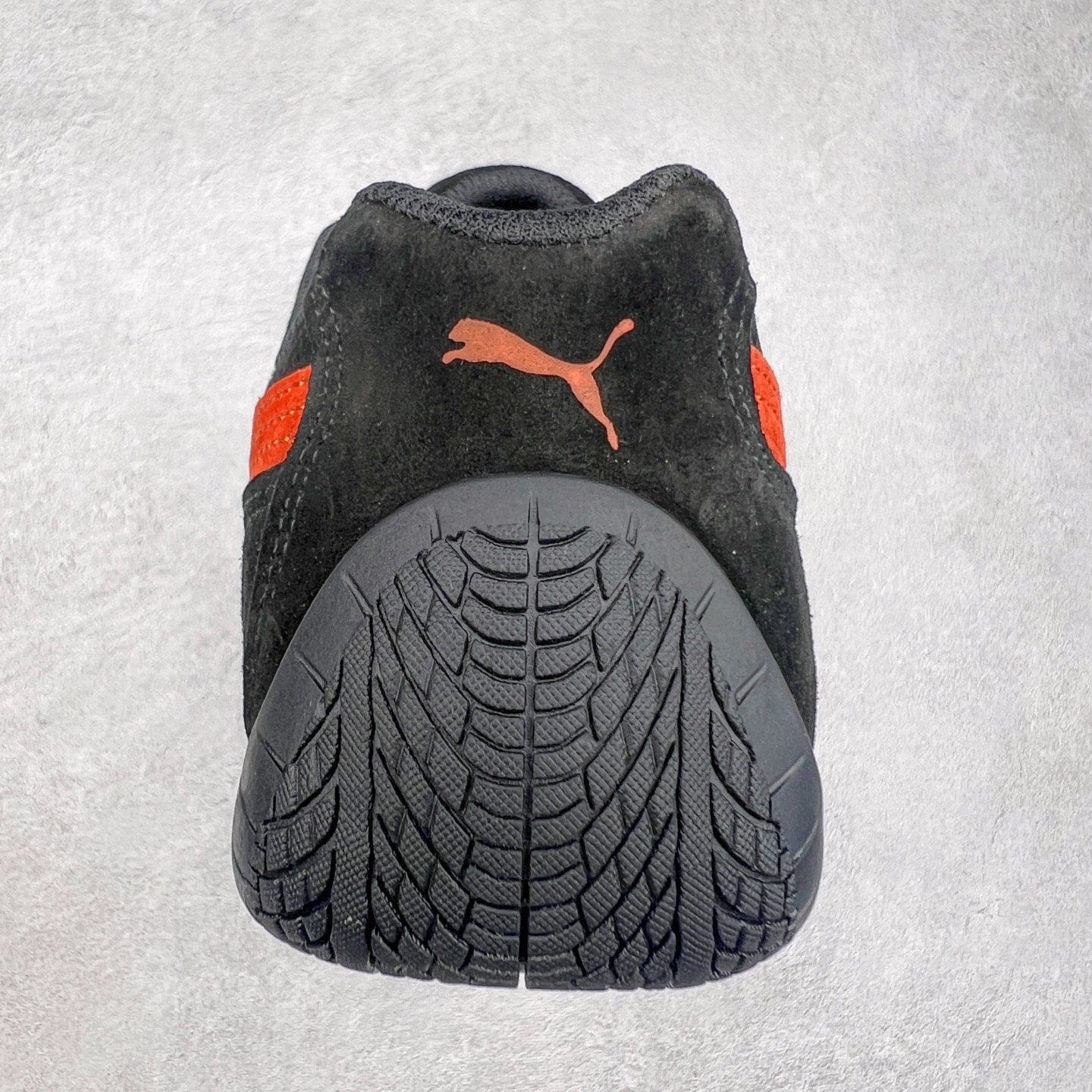 图片[8]-＃特价福利 PUMA Speedca OG 彪马极速赛车系列低帮德训风拼接复古百搭休闲运动赛车鞋 鞋款从80、90年代赛车手所穿的防火赛车鞋为原型，鞋身线条模仿了赛车的流线廓形，体现了空气动力学原理的结构。简约流畅的外观，恰好又和贯穿其中的Formstrip Logo融合恰到好处，视觉上细节丰富且协调。本次Speedcat OG鞋款归来，最大看点自然式保留了窄版鞋型以及薄底构造。这两年各品牌鞋底越做越厚，Speedcat反其道而行之，上脚几乎无鞋底的效果带来耳目一新的视觉体验。鞋面依旧是以质感细腻的麂皮材质打造，并且大面积近乎全包裹的使用，复古味道也愈发浓烈。配色上更是将最原始的黑色和红色带回，向F1赛车队的标志性队服致敬。相信让各位一眼种草的更多是出挑的大红色，上脚即可瞬间点亮整体造型，在以球鞋为核心的OOTD中脱颖而出。而另一款黑色则是低调的万金油，彰显新潮个性的同时又不喧宾夺主，也是热爱简约系穿搭朋友的首选。 尺码：35.5 36 37 37.5 38 38.5 39 40 40.5 41 42 42.5 43 44 44.5 45-选品中心