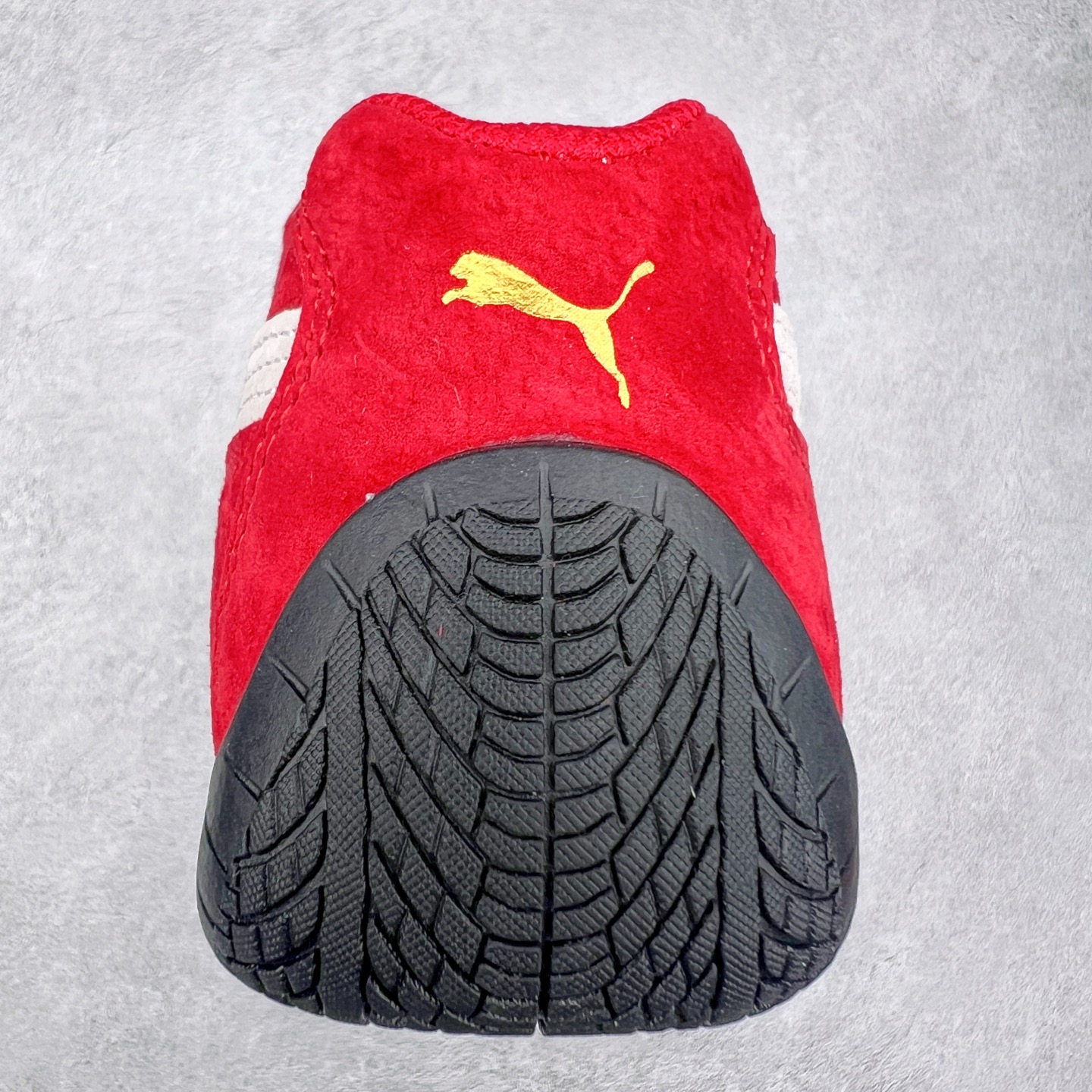 图片[8]-＃特价福利 PUMA Speedca OG 彪马极速赛车系列低帮德训风拼接复古百搭休闲运动赛车鞋 鞋款从80、90年代赛车手所穿的防火赛车鞋为原型，鞋身线条模仿了赛车的流线廓形，体现了空气动力学原理的结构。简约流畅的外观，恰好又和贯穿其中的Formstrip Logo融合恰到好处，视觉上细节丰富且协调。本次Speedcat OG鞋款归来，最大看点自然式保留了窄版鞋型以及薄底构造。这两年各品牌鞋底越做越厚，Speedcat反其道而行之，上脚几乎无鞋底的效果带来耳目一新的视觉体验。鞋面依旧是以质感细腻的麂皮材质打造，并且大面积近乎全包裹的使用，复古味道也愈发浓烈。配色上更是将最原始的黑色和红色带回，向F1赛车队的标志性队服致敬。相信让各位一眼种草的更多是出挑的大红色，上脚即可瞬间点亮整体造型，在以球鞋为核心的OOTD中脱颖而出。而另一款黑色则是低调的万金油，彰显新潮个性的同时又不喧宾夺主，也是热爱简约系穿搭朋友的首选。 尺码：35.5 36 37 37.5 38 38.5 39 40 40.5 41 42 42.5 43 44 44.5 45-选品中心