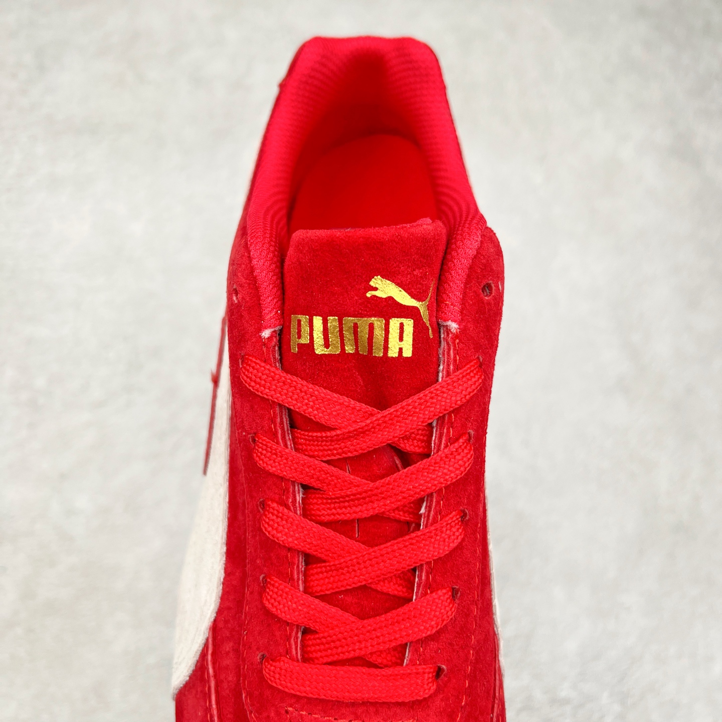 图片[5]-＃特价福利 PUMA Speedca OG 彪马极速赛车系列低帮德训风拼接复古百搭休闲运动赛车鞋 鞋款从80、90年代赛车手所穿的防火赛车鞋为原型，鞋身线条模仿了赛车的流线廓形，体现了空气动力学原理的结构。简约流畅的外观，恰好又和贯穿其中的Formstrip Logo融合恰到好处，视觉上细节丰富且协调。本次Speedcat OG鞋款归来，最大看点自然式保留了窄版鞋型以及薄底构造。这两年各品牌鞋底越做越厚，Speedcat反其道而行之，上脚几乎无鞋底的效果带来耳目一新的视觉体验。鞋面依旧是以质感细腻的麂皮材质打造，并且大面积近乎全包裹的使用，复古味道也愈发浓烈。配色上更是将最原始的黑色和红色带回，向F1赛车队的标志性队服致敬。相信让各位一眼种草的更多是出挑的大红色，上脚即可瞬间点亮整体造型，在以球鞋为核心的OOTD中脱颖而出。而另一款黑色则是低调的万金油，彰显新潮个性的同时又不喧宾夺主，也是热爱简约系穿搭朋友的首选。 尺码：35.5 36 37 37.5 38 38.5 39 40 40.5 41 42 42.5 43 44 44.5 45-选品中心