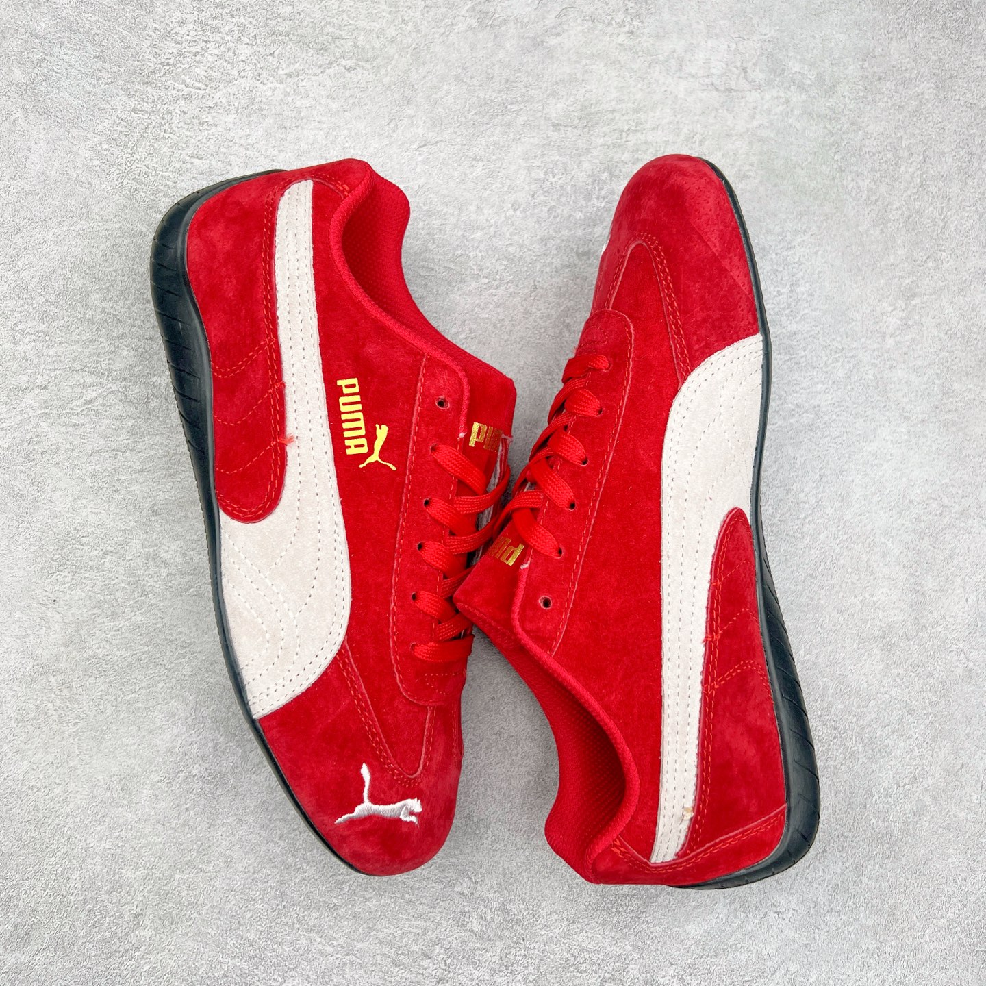 图片[3]-＃特价福利 PUMA Speedca OG 彪马极速赛车系列低帮德训风拼接复古百搭休闲运动赛车鞋 鞋款从80、90年代赛车手所穿的防火赛车鞋为原型，鞋身线条模仿了赛车的流线廓形，体现了空气动力学原理的结构。简约流畅的外观，恰好又和贯穿其中的Formstrip Logo融合恰到好处，视觉上细节丰富且协调。本次Speedcat OG鞋款归来，最大看点自然式保留了窄版鞋型以及薄底构造。这两年各品牌鞋底越做越厚，Speedcat反其道而行之，上脚几乎无鞋底的效果带来耳目一新的视觉体验。鞋面依旧是以质感细腻的麂皮材质打造，并且大面积近乎全包裹的使用，复古味道也愈发浓烈。配色上更是将最原始的黑色和红色带回，向F1赛车队的标志性队服致敬。相信让各位一眼种草的更多是出挑的大红色，上脚即可瞬间点亮整体造型，在以球鞋为核心的OOTD中脱颖而出。而另一款黑色则是低调的万金油，彰显新潮个性的同时又不喧宾夺主，也是热爱简约系穿搭朋友的首选。 尺码：35.5 36 37 37.5 38 38.5 39 40 40.5 41 42 42.5 43 44 44.5 45-选品中心