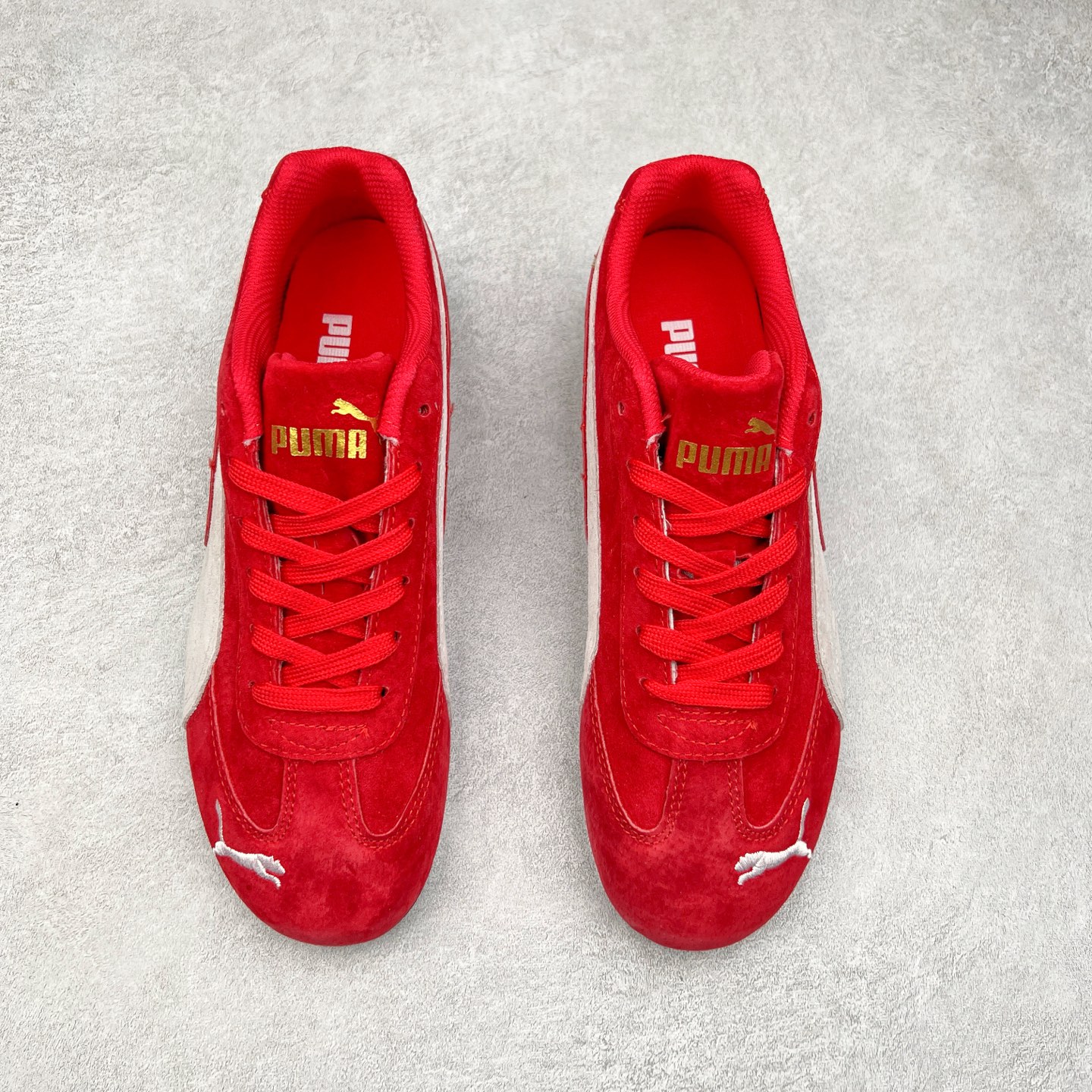 图片[2]-＃特价福利 PUMA Speedca OG 彪马极速赛车系列低帮德训风拼接复古百搭休闲运动赛车鞋 鞋款从80、90年代赛车手所穿的防火赛车鞋为原型，鞋身线条模仿了赛车的流线廓形，体现了空气动力学原理的结构。简约流畅的外观，恰好又和贯穿其中的Formstrip Logo融合恰到好处，视觉上细节丰富且协调。本次Speedcat OG鞋款归来，最大看点自然式保留了窄版鞋型以及薄底构造。这两年各品牌鞋底越做越厚，Speedcat反其道而行之，上脚几乎无鞋底的效果带来耳目一新的视觉体验。鞋面依旧是以质感细腻的麂皮材质打造，并且大面积近乎全包裹的使用，复古味道也愈发浓烈。配色上更是将最原始的黑色和红色带回，向F1赛车队的标志性队服致敬。相信让各位一眼种草的更多是出挑的大红色，上脚即可瞬间点亮整体造型，在以球鞋为核心的OOTD中脱颖而出。而另一款黑色则是低调的万金油，彰显新潮个性的同时又不喧宾夺主，也是热爱简约系穿搭朋友的首选。 尺码：35.5 36 37 37.5 38 38.5 39 40 40.5 41 42 42.5 43 44 44.5 45-选品中心