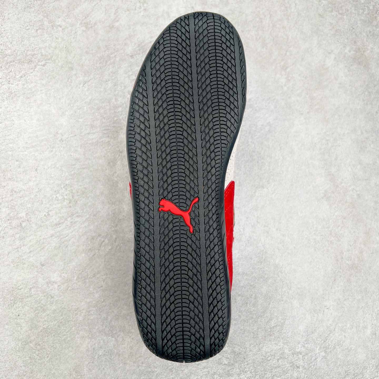 图片[9]-＃特价福利 PUMA Speedca OG 彪马极速赛车系列低帮德训风拼接复古百搭休闲运动赛车鞋 鞋款从80、90年代赛车手所穿的防火赛车鞋为原型，鞋身线条模仿了赛车的流线廓形，体现了空气动力学原理的结构。简约流畅的外观，恰好又和贯穿其中的Formstrip Logo融合恰到好处，视觉上细节丰富且协调。本次Speedcat OG鞋款归来，最大看点自然式保留了窄版鞋型以及薄底构造。这两年各品牌鞋底越做越厚，Speedcat反其道而行之，上脚几乎无鞋底的效果带来耳目一新的视觉体验。鞋面依旧是以质感细腻的麂皮材质打造，并且大面积近乎全包裹的使用，复古味道也愈发浓烈。配色上更是将最原始的黑色和红色带回，向F1赛车队的标志性队服致敬。相信让各位一眼种草的更多是出挑的大红色，上脚即可瞬间点亮整体造型，在以球鞋为核心的OOTD中脱颖而出。而另一款黑色则是低调的万金油，彰显新潮个性的同时又不喧宾夺主，也是热爱简约系穿搭朋友的首选。 尺码：35.5 36 37 37.5 38 38.5 39 40 40.5 41 42 42.5 43 44 44.5 45-选品中心