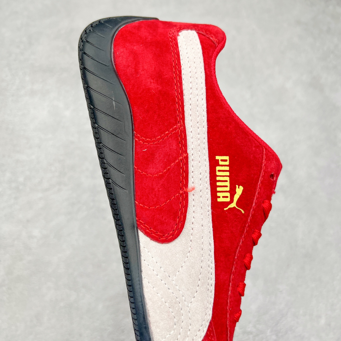 图片[6]-＃特价福利 PUMA Speedca OG 彪马极速赛车系列低帮德训风拼接复古百搭休闲运动赛车鞋 鞋款从80、90年代赛车手所穿的防火赛车鞋为原型，鞋身线条模仿了赛车的流线廓形，体现了空气动力学原理的结构。简约流畅的外观，恰好又和贯穿其中的Formstrip Logo融合恰到好处，视觉上细节丰富且协调。本次Speedcat OG鞋款归来，最大看点自然式保留了窄版鞋型以及薄底构造。这两年各品牌鞋底越做越厚，Speedcat反其道而行之，上脚几乎无鞋底的效果带来耳目一新的视觉体验。鞋面依旧是以质感细腻的麂皮材质打造，并且大面积近乎全包裹的使用，复古味道也愈发浓烈。配色上更是将最原始的黑色和红色带回，向F1赛车队的标志性队服致敬。相信让各位一眼种草的更多是出挑的大红色，上脚即可瞬间点亮整体造型，在以球鞋为核心的OOTD中脱颖而出。而另一款黑色则是低调的万金油，彰显新潮个性的同时又不喧宾夺主，也是热爱简约系穿搭朋友的首选。 尺码：35.5 36 37 37.5 38 38.5 39 40 40.5 41 42 42.5 43 44 44.5 45-选品中心