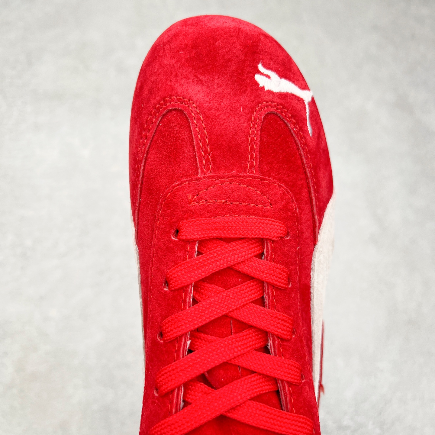 图片[4]-＃特价福利 PUMA Speedca OG 彪马极速赛车系列低帮德训风拼接复古百搭休闲运动赛车鞋 鞋款从80、90年代赛车手所穿的防火赛车鞋为原型，鞋身线条模仿了赛车的流线廓形，体现了空气动力学原理的结构。简约流畅的外观，恰好又和贯穿其中的Formstrip Logo融合恰到好处，视觉上细节丰富且协调。本次Speedcat OG鞋款归来，最大看点自然式保留了窄版鞋型以及薄底构造。这两年各品牌鞋底越做越厚，Speedcat反其道而行之，上脚几乎无鞋底的效果带来耳目一新的视觉体验。鞋面依旧是以质感细腻的麂皮材质打造，并且大面积近乎全包裹的使用，复古味道也愈发浓烈。配色上更是将最原始的黑色和红色带回，向F1赛车队的标志性队服致敬。相信让各位一眼种草的更多是出挑的大红色，上脚即可瞬间点亮整体造型，在以球鞋为核心的OOTD中脱颖而出。而另一款黑色则是低调的万金油，彰显新潮个性的同时又不喧宾夺主，也是热爱简约系穿搭朋友的首选。 尺码：35.5 36 37 37.5 38 38.5 39 40 40.5 41 42 42.5 43 44 44.5 45-选品中心