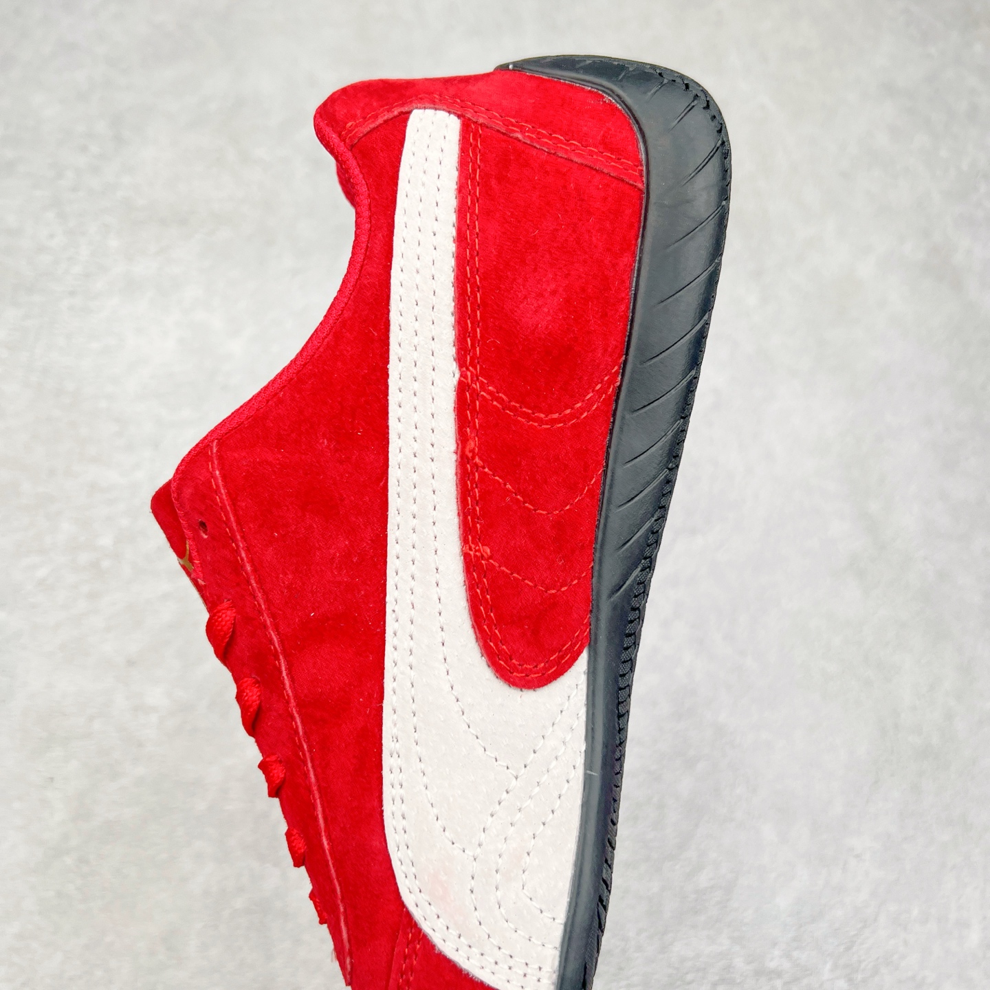 图片[7]-＃特价福利 PUMA Speedca OG 彪马极速赛车系列低帮德训风拼接复古百搭休闲运动赛车鞋 鞋款从80、90年代赛车手所穿的防火赛车鞋为原型，鞋身线条模仿了赛车的流线廓形，体现了空气动力学原理的结构。简约流畅的外观，恰好又和贯穿其中的Formstrip Logo融合恰到好处，视觉上细节丰富且协调。本次Speedcat OG鞋款归来，最大看点自然式保留了窄版鞋型以及薄底构造。这两年各品牌鞋底越做越厚，Speedcat反其道而行之，上脚几乎无鞋底的效果带来耳目一新的视觉体验。鞋面依旧是以质感细腻的麂皮材质打造，并且大面积近乎全包裹的使用，复古味道也愈发浓烈。配色上更是将最原始的黑色和红色带回，向F1赛车队的标志性队服致敬。相信让各位一眼种草的更多是出挑的大红色，上脚即可瞬间点亮整体造型，在以球鞋为核心的OOTD中脱颖而出。而另一款黑色则是低调的万金油，彰显新潮个性的同时又不喧宾夺主，也是热爱简约系穿搭朋友的首选。 尺码：35.5 36 37 37.5 38 38.5 39 40 40.5 41 42 42.5 43 44 44.5 45-选品中心